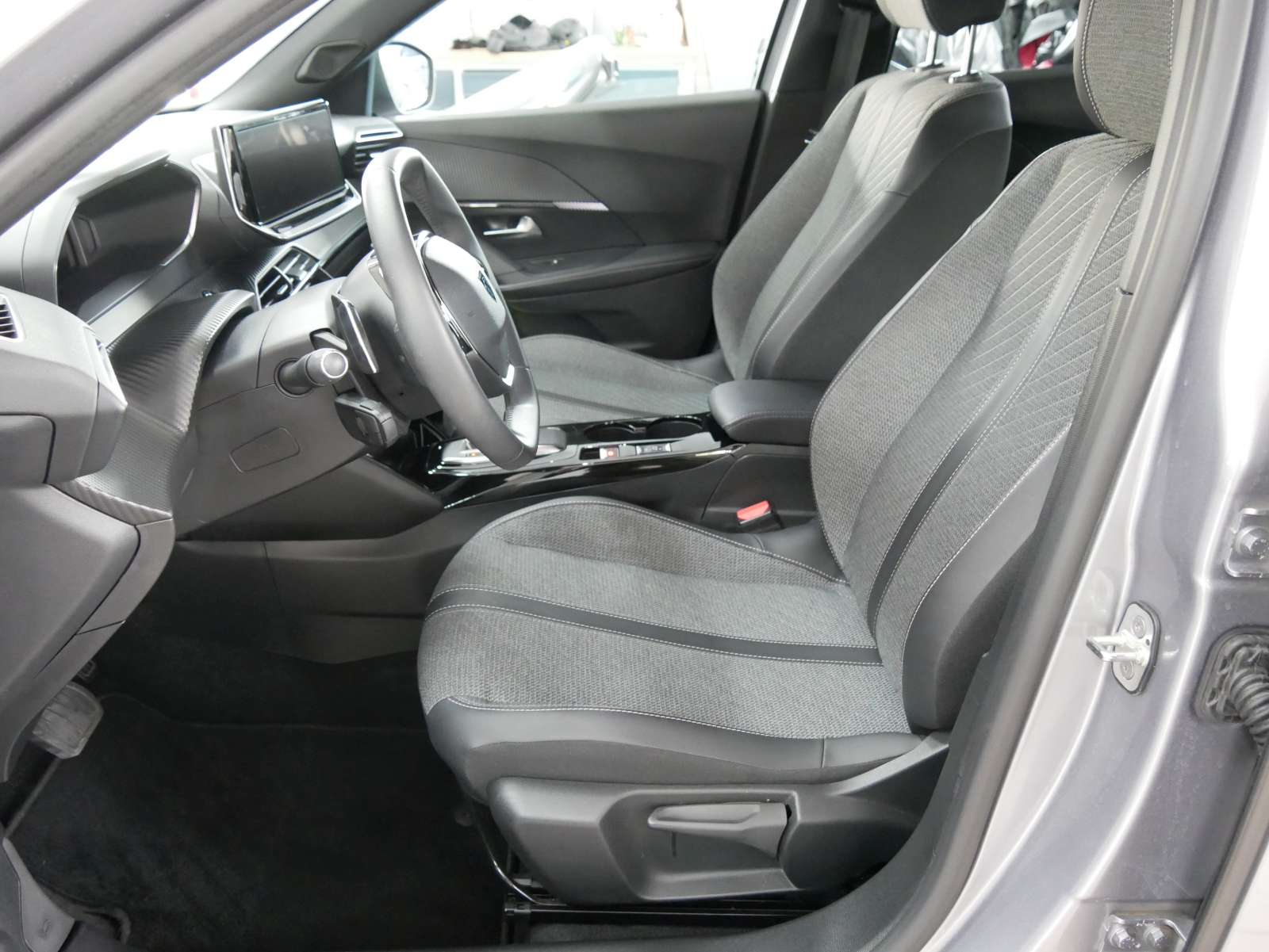 PEUGEOT 2008 1.2 PureTech Allure Premium-image-7