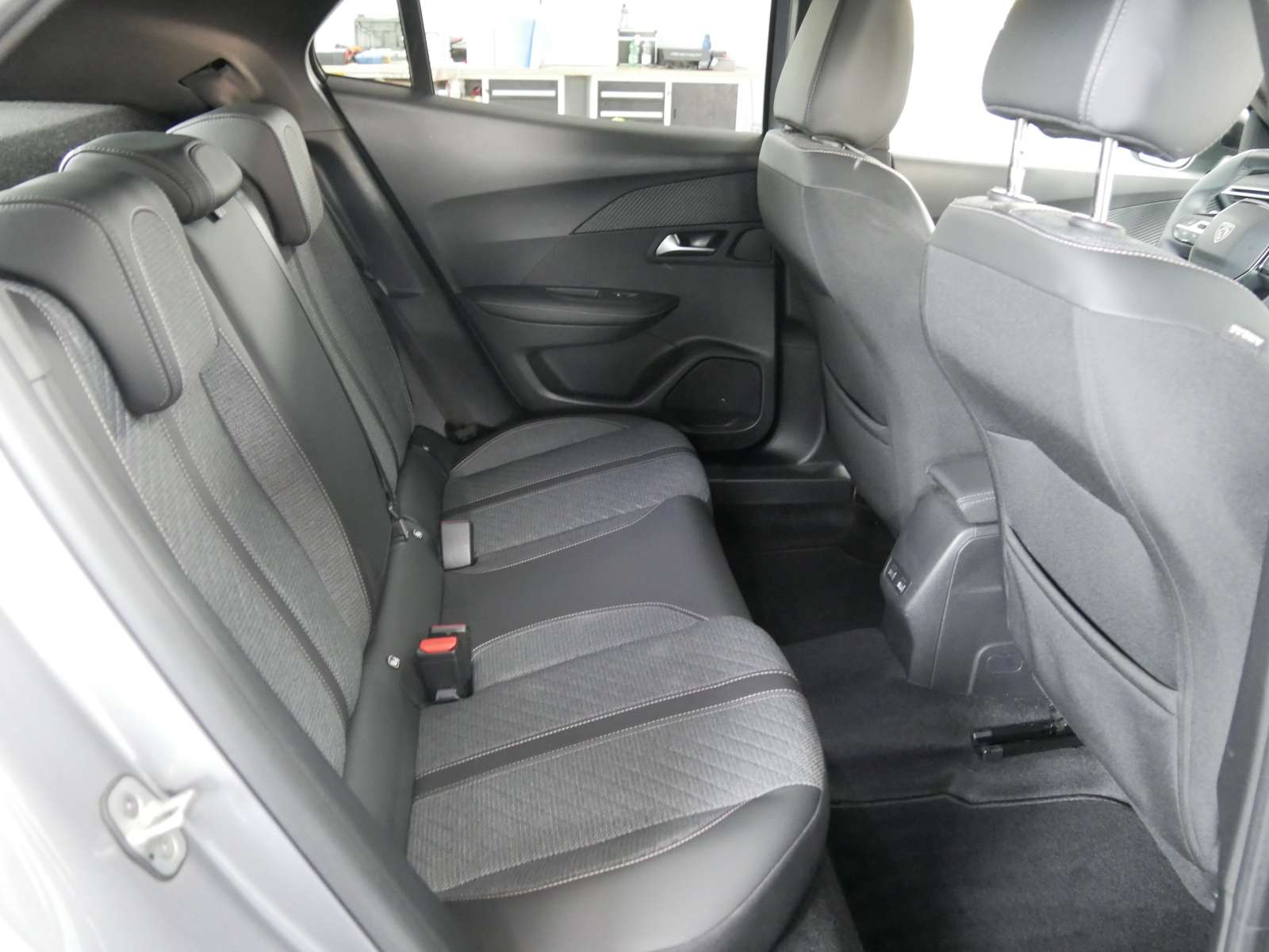 PEUGEOT 2008 1.2 PureTech Allure Premium-image-12