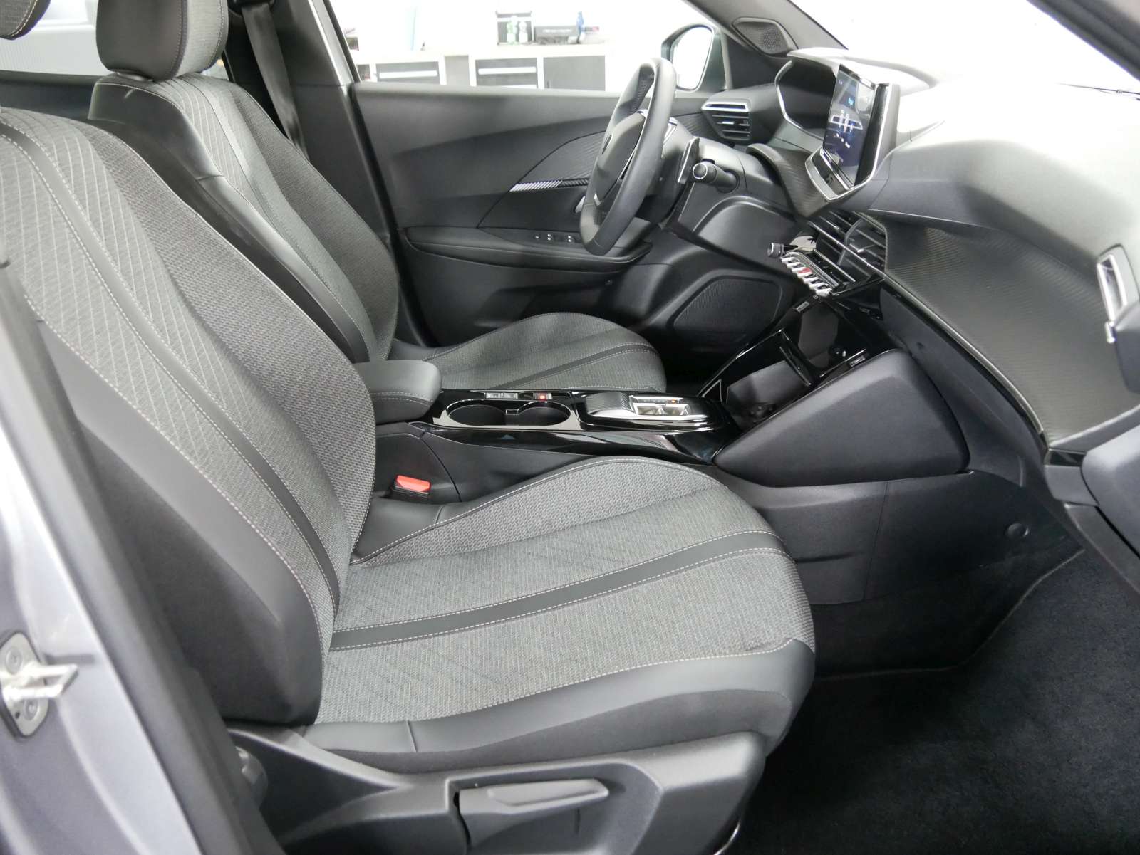 PEUGEOT 2008 1.2 PureTech Allure Premium-image-11