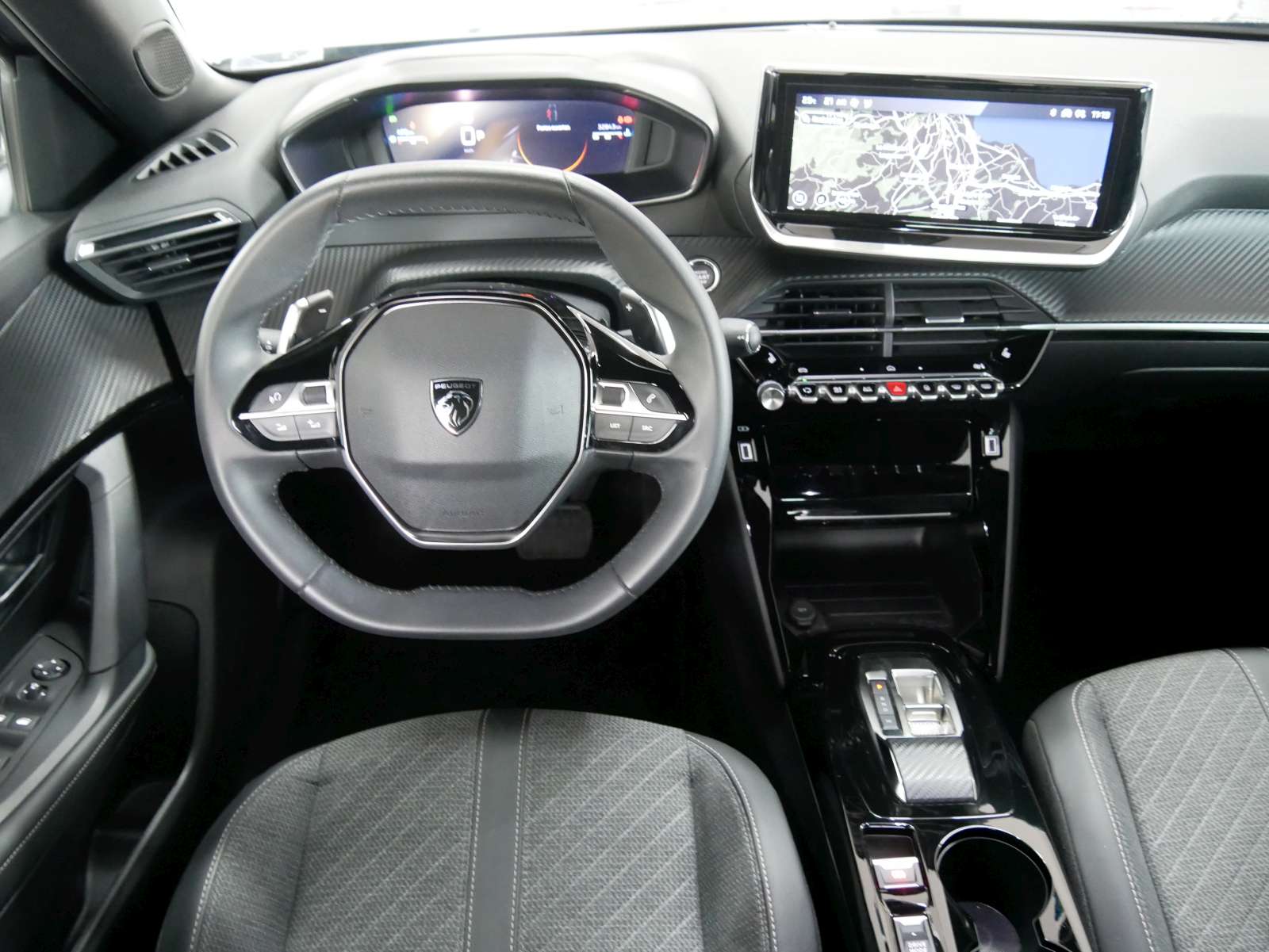 PEUGEOT 2008 1.2 PureTech Allure Premium-image-8