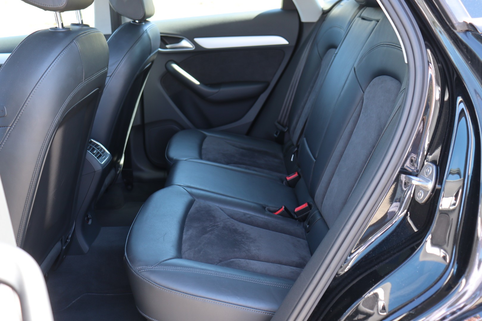 AUDI Q3 2.0 TDI sport quattro S-tronic • S Line • Toit Panoramique • Alcantara-image-13