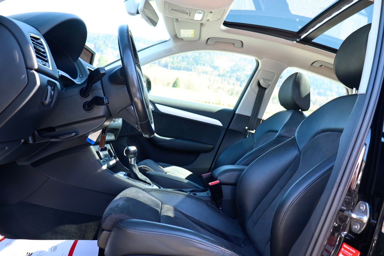 AUDI Q3 2.0 TDI sport quattro S-tronic • S Line • Toit Panoramique • Alcantara-image-12