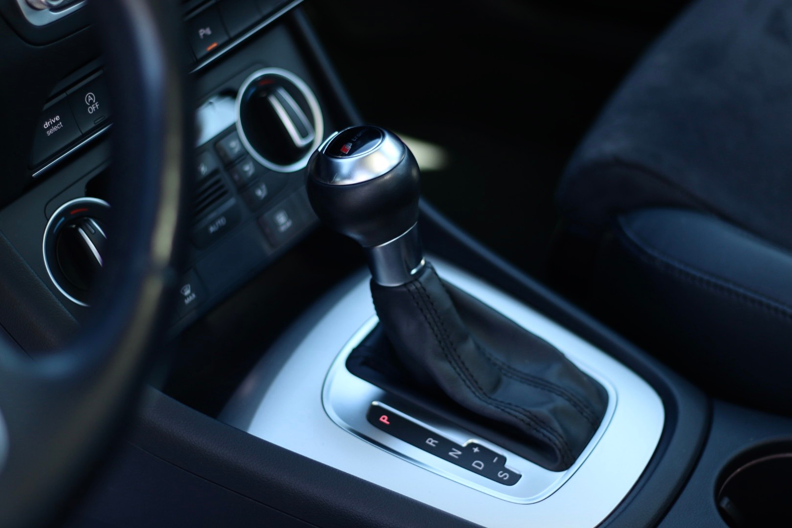 AUDI Q3 2.0 TDI sport quattro S-tronic • S Line • Toit Panoramique • Alcantara-image-11
