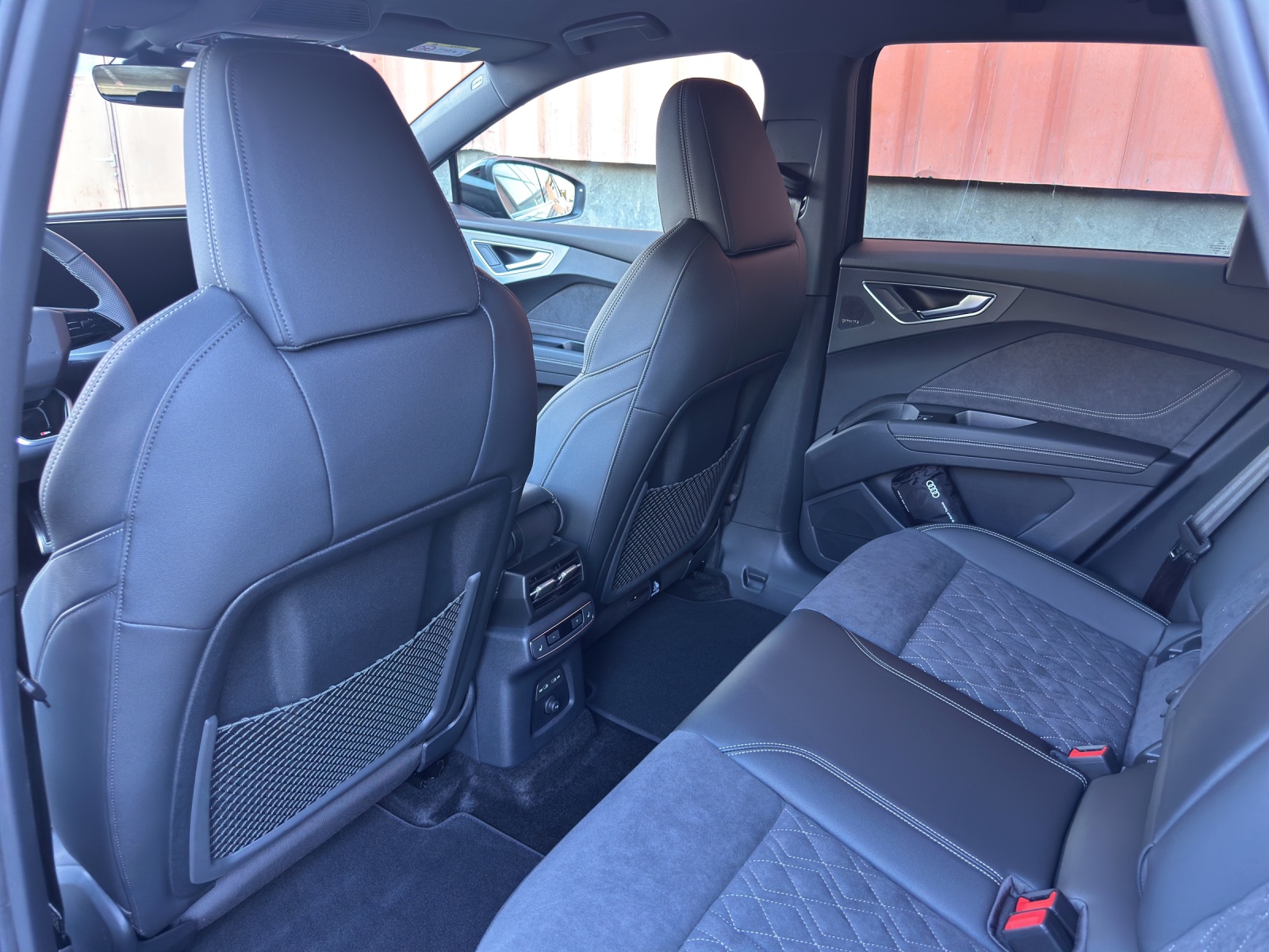 AUDI Q4 e-tron SUV quattro performance Swiss Ski-image-19