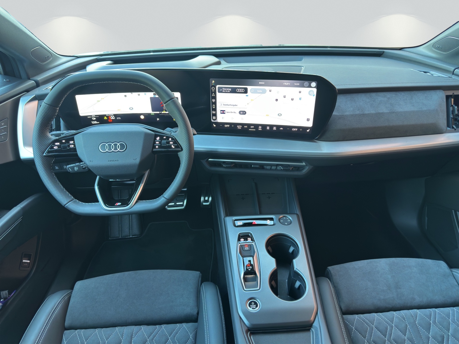 AUDI Q4 e-tron SUV quattro performance Swiss Ski-image-6