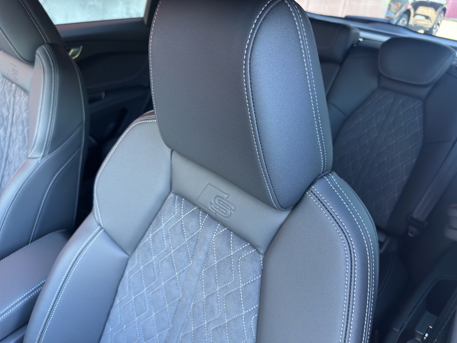 AUDI Q4 e-tron SUV quattro performance Swiss Ski-image-12