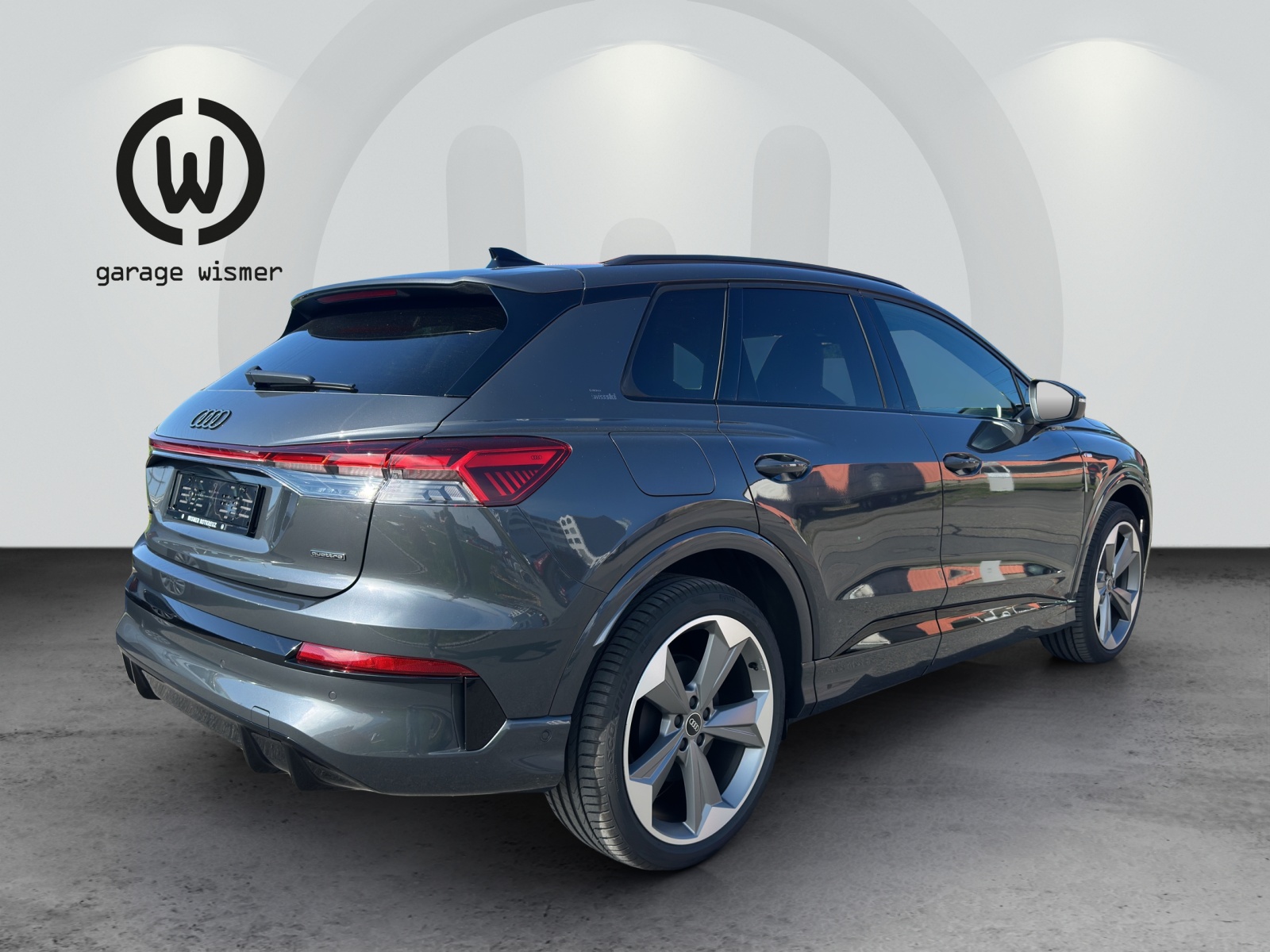 AUDI Q4 e-tron SUV quattro performance Swiss Ski-showroom-element-3