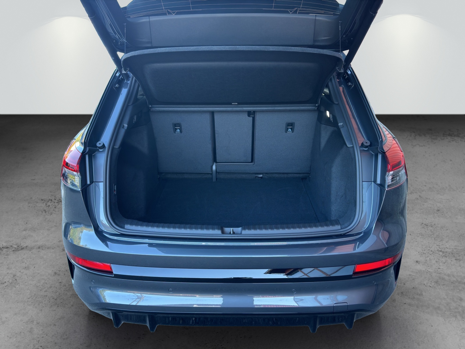 AUDI Q4 e-tron SUV quattro performance Swiss Ski-image-9