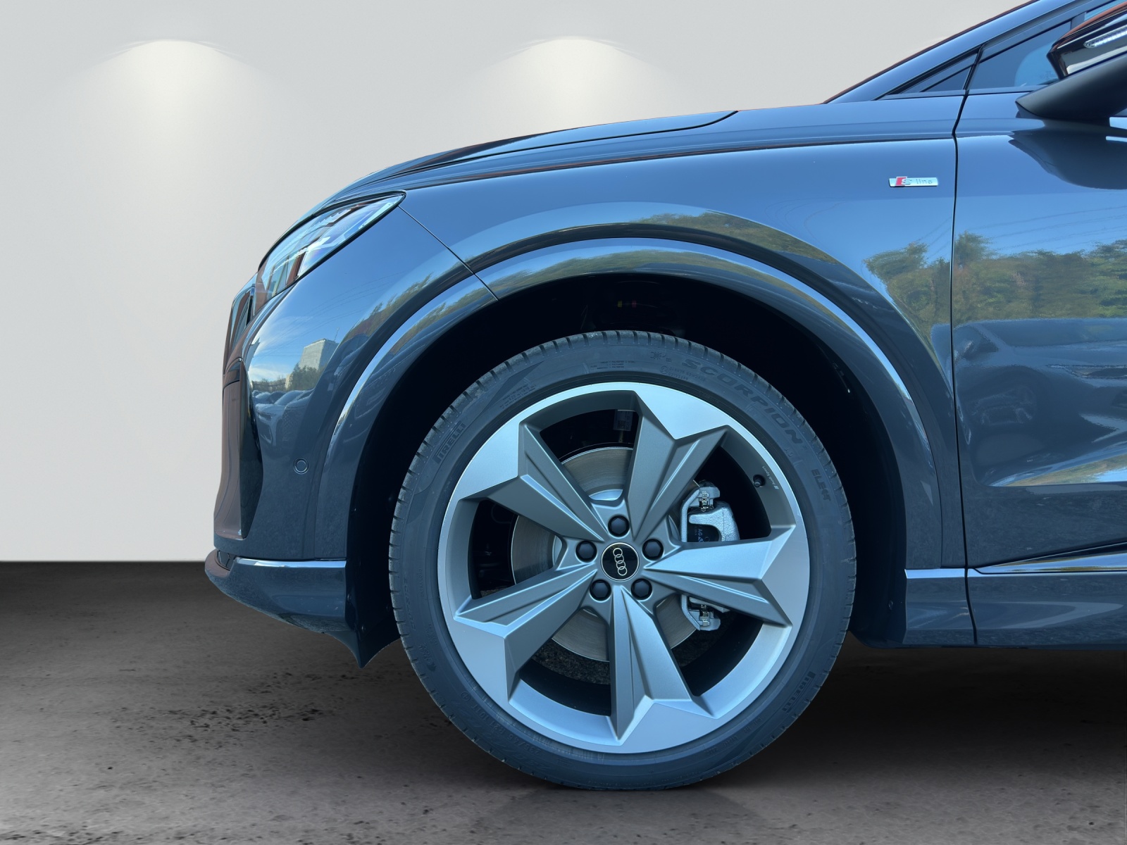 AUDI Q4 e-tron SUV quattro performance Swiss Ski-image-10