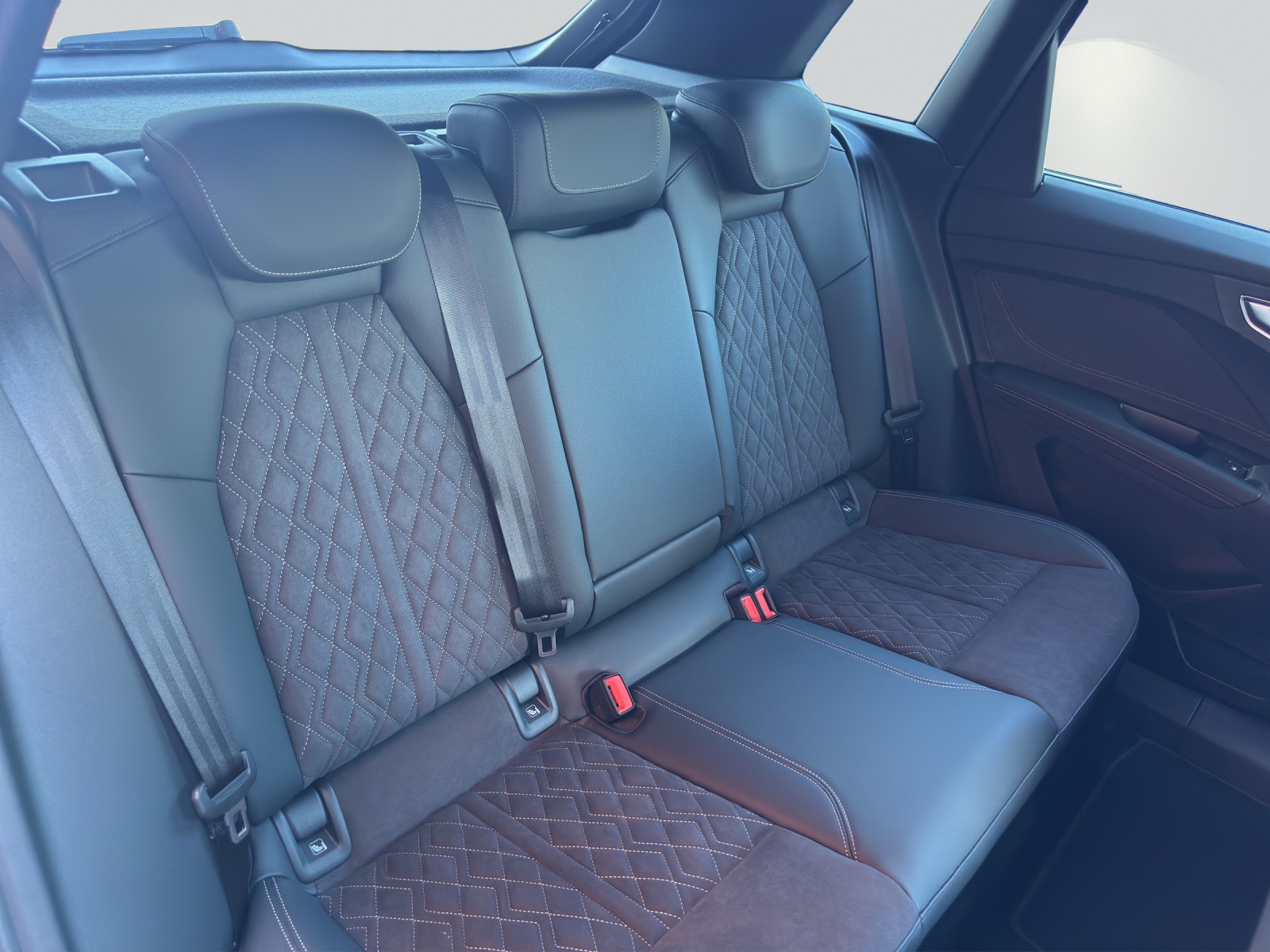 AUDI Q4 e-tron SUV quattro performance Swiss Ski-image-8