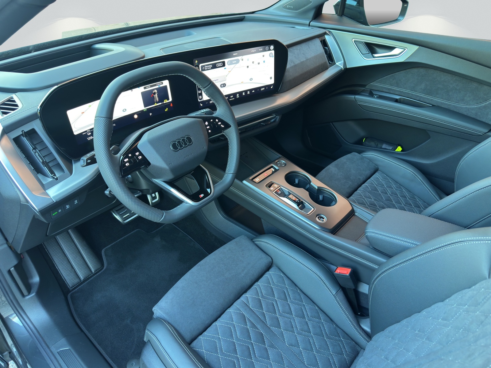 AUDI Q4 e-tron SUV quattro performance Swiss Ski-image-4