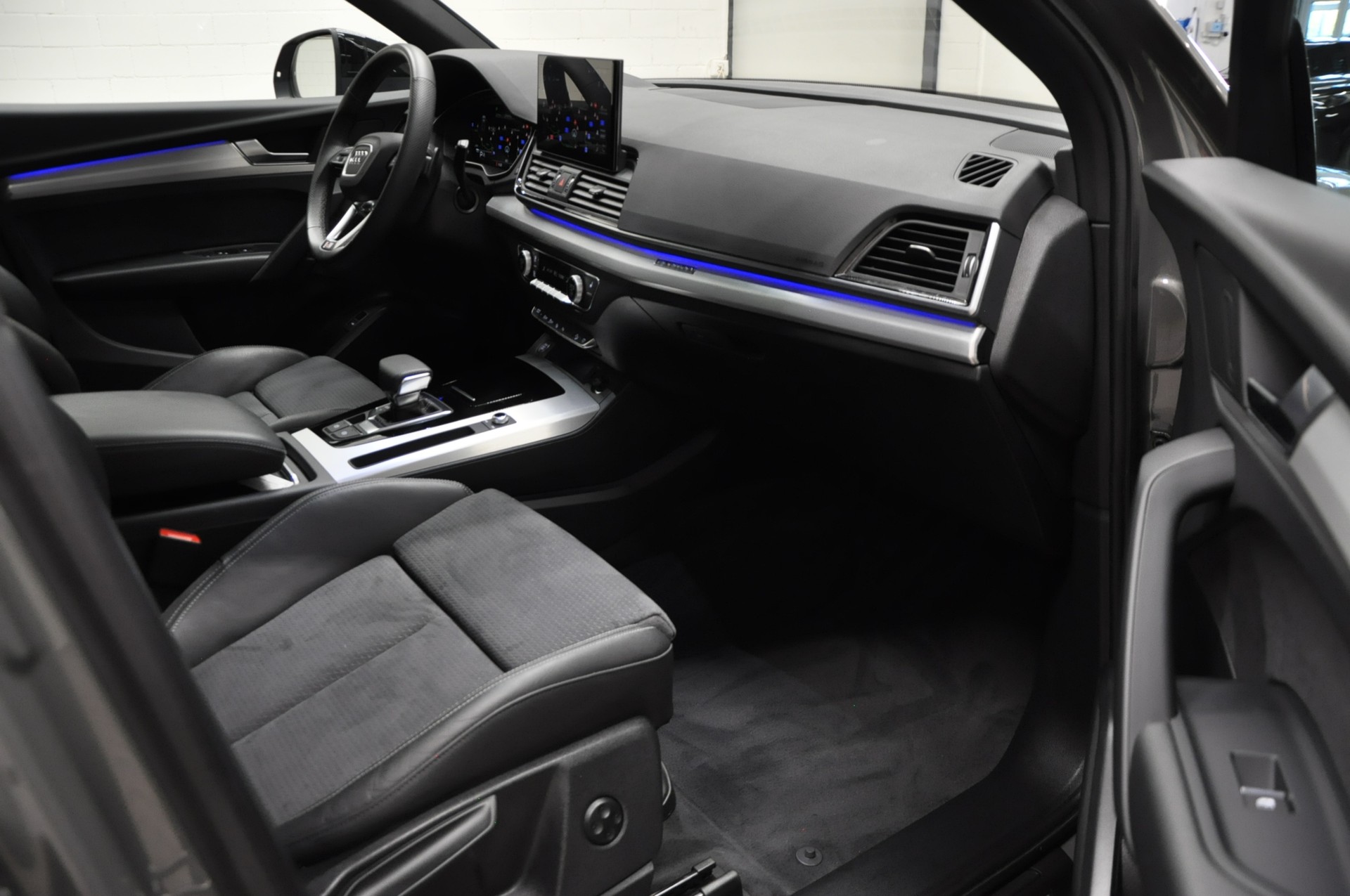 AUDI Q5 Sportback 40 TDI Blackedition quattro S-tronic-image-12