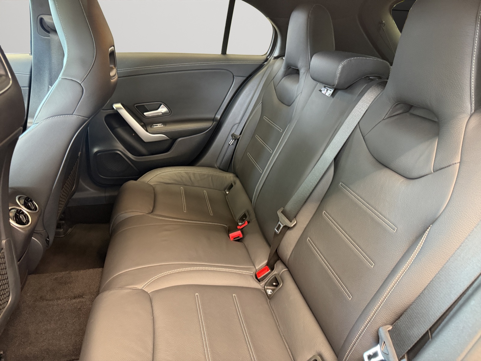 MERCEDES-BENZ A 250 AMG Line-image-14