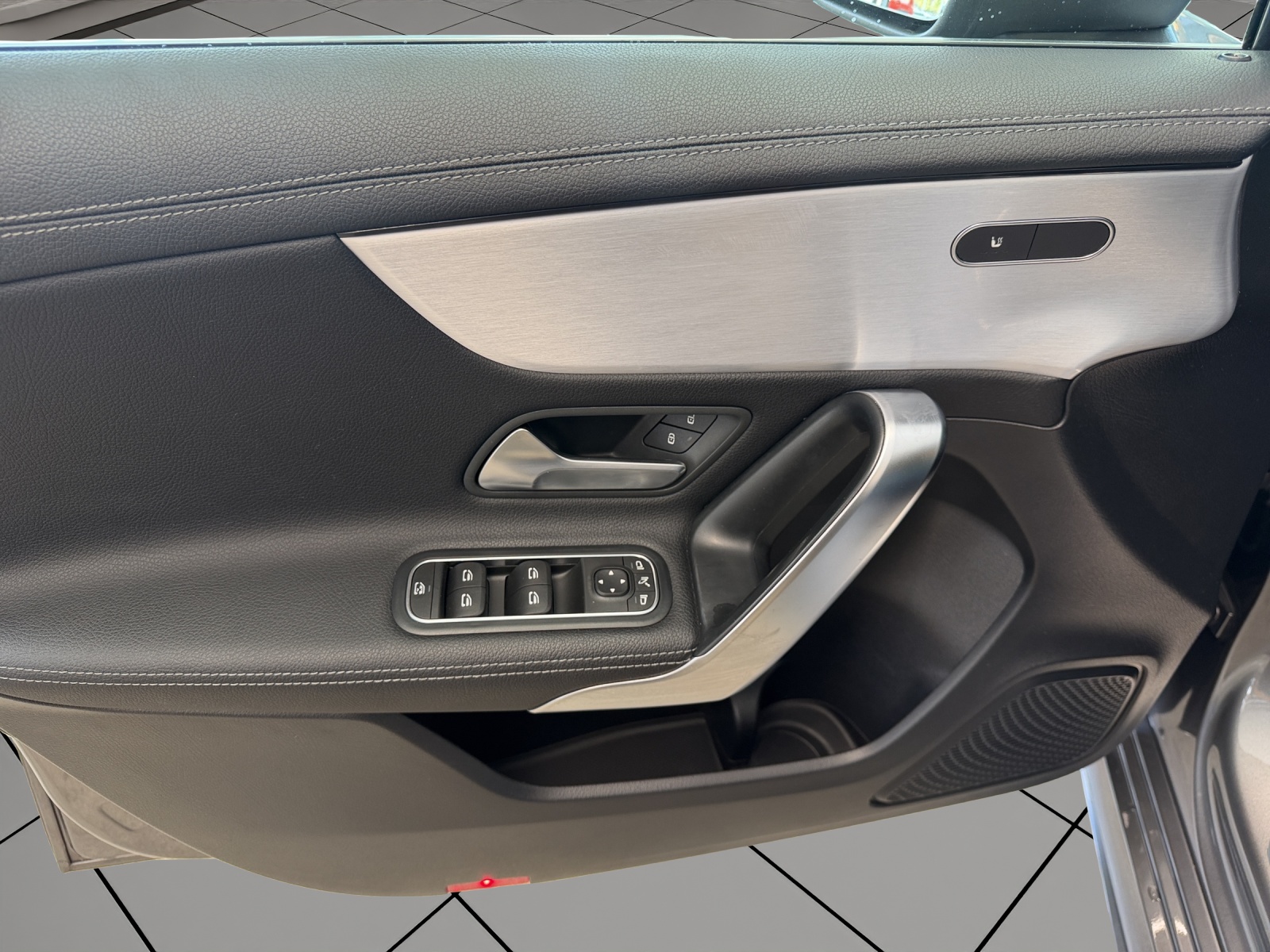 MERCEDES-BENZ A 250 AMG Line-image-9
