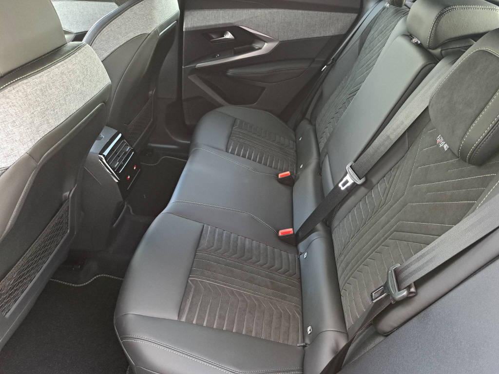 PEUGEOT 3008 1.2 Hybrid GT 145cv-image-9