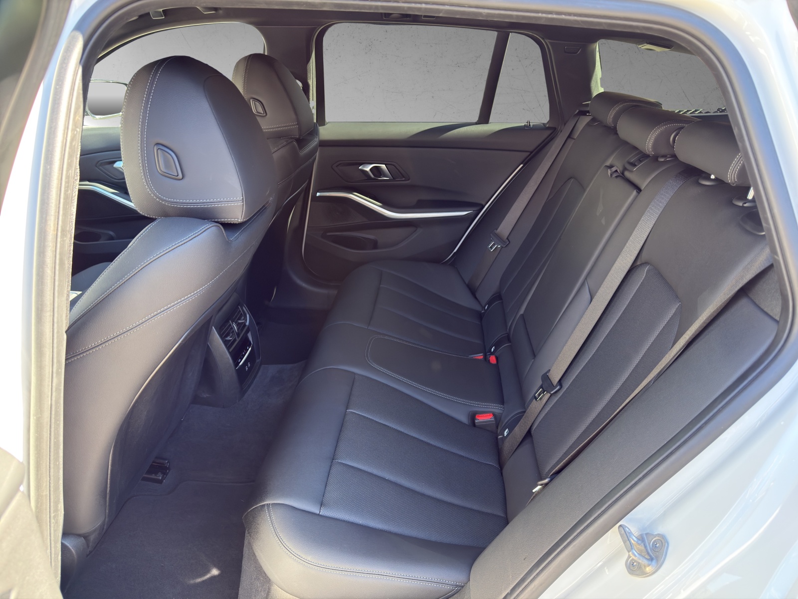 BMW 320d xDrive 48V Touring Steptronic M Sport-image-15