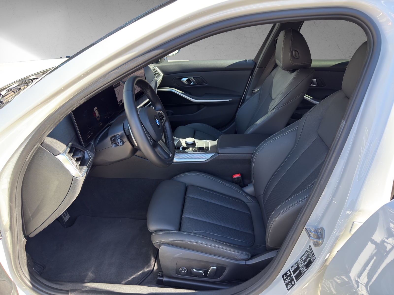 BMW 320d xDrive 48V Touring Steptronic M Sport-image-14
