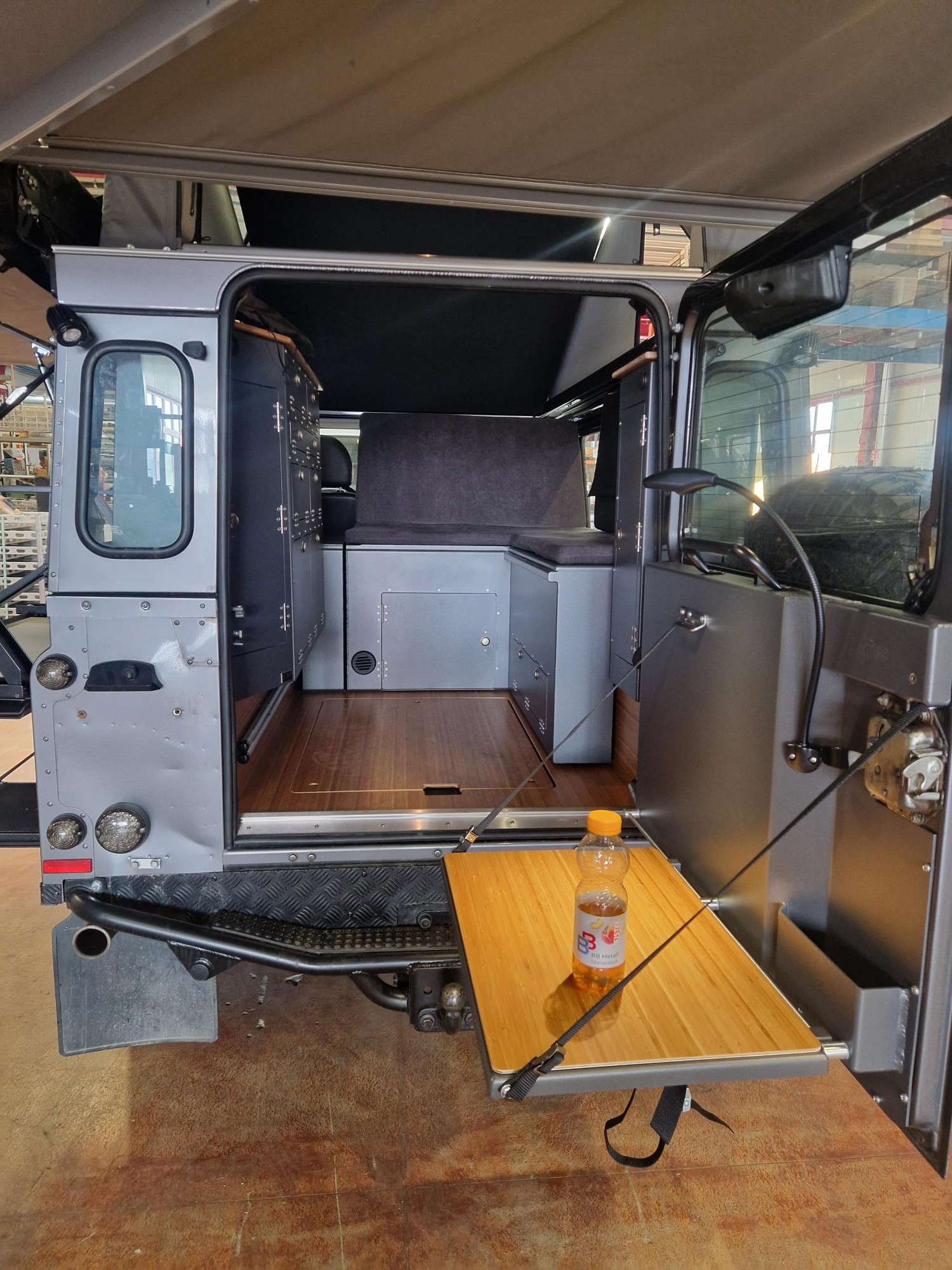 LAND ROVER Defender 110 2.2 TD4 Station Wagon-image-2