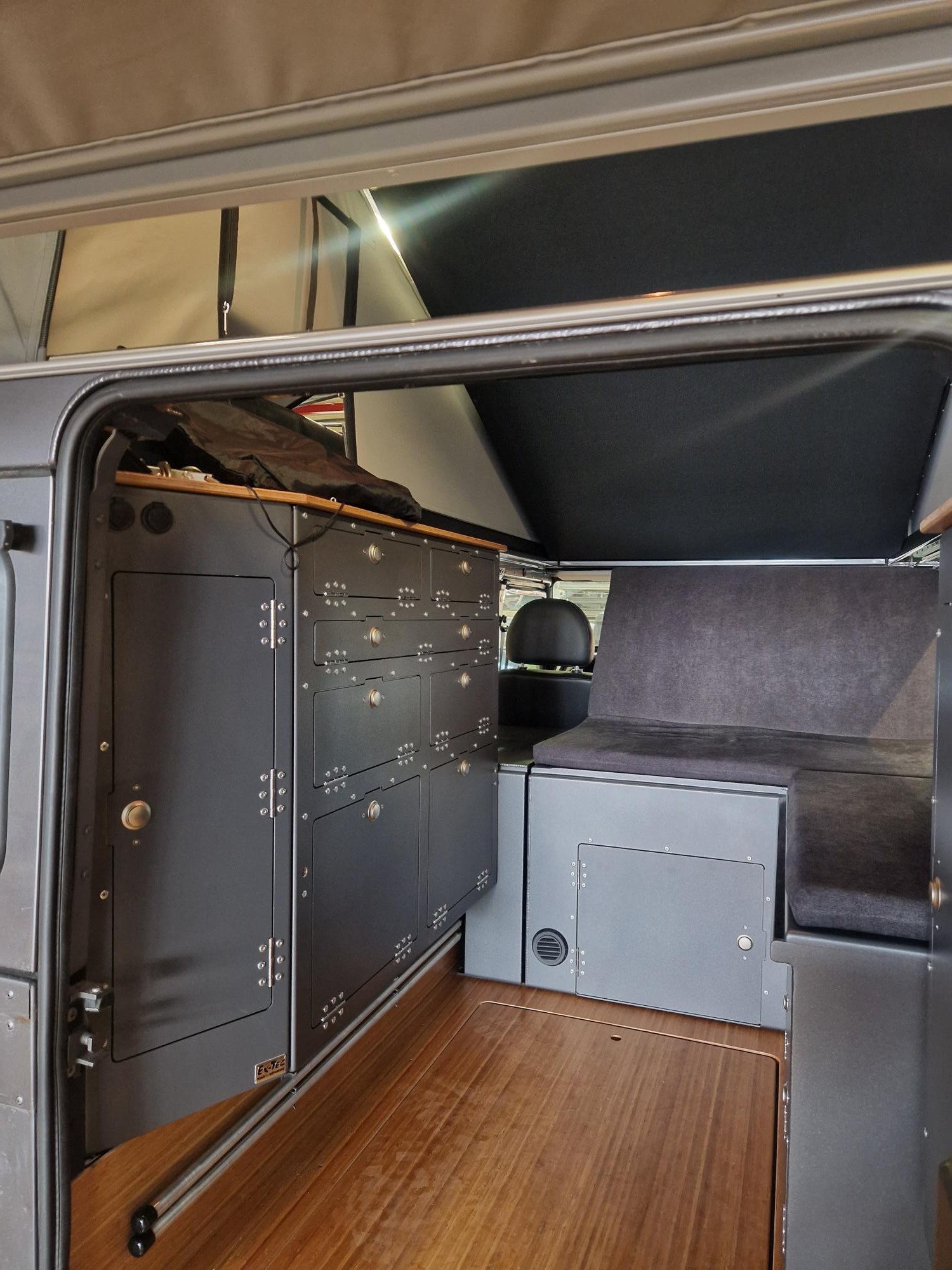 LAND ROVER Defender 110 2.2 TD4 Station Wagon-image-3