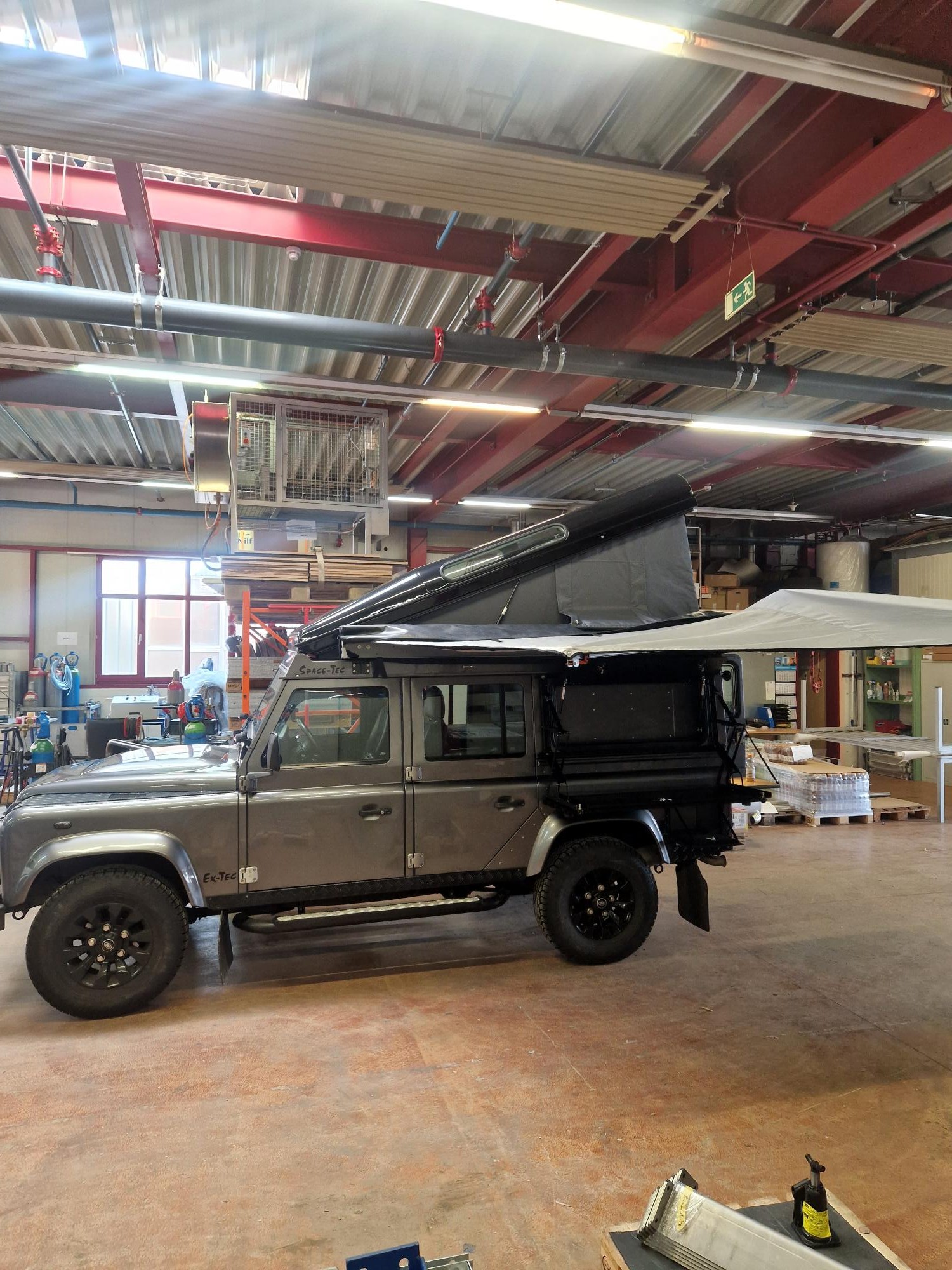 LAND ROVER Defender 110 2.2 TD4 Station Wagon-image-4