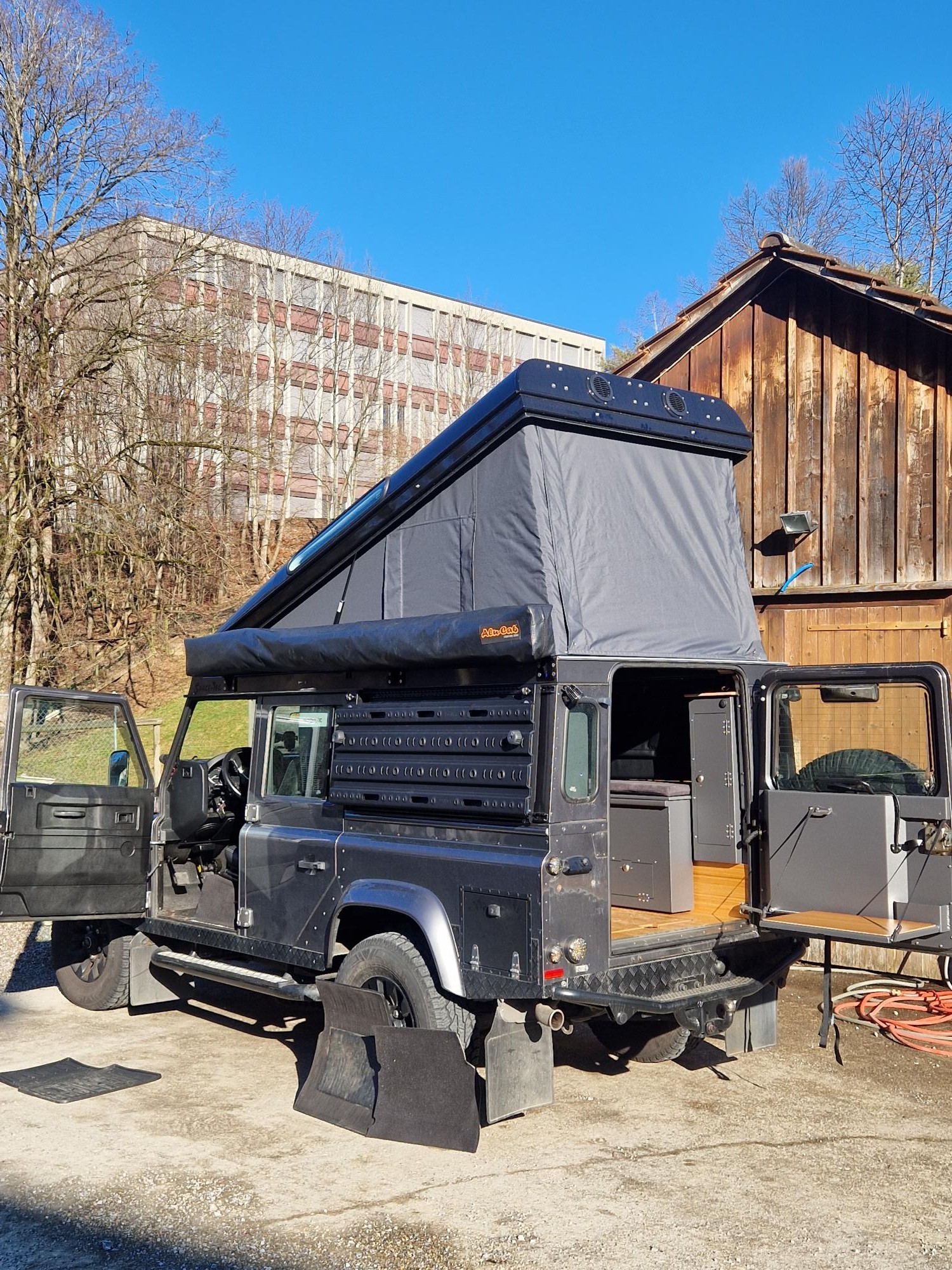 LAND ROVER Defender 110 2.2 TD4 Station Wagon-image-5