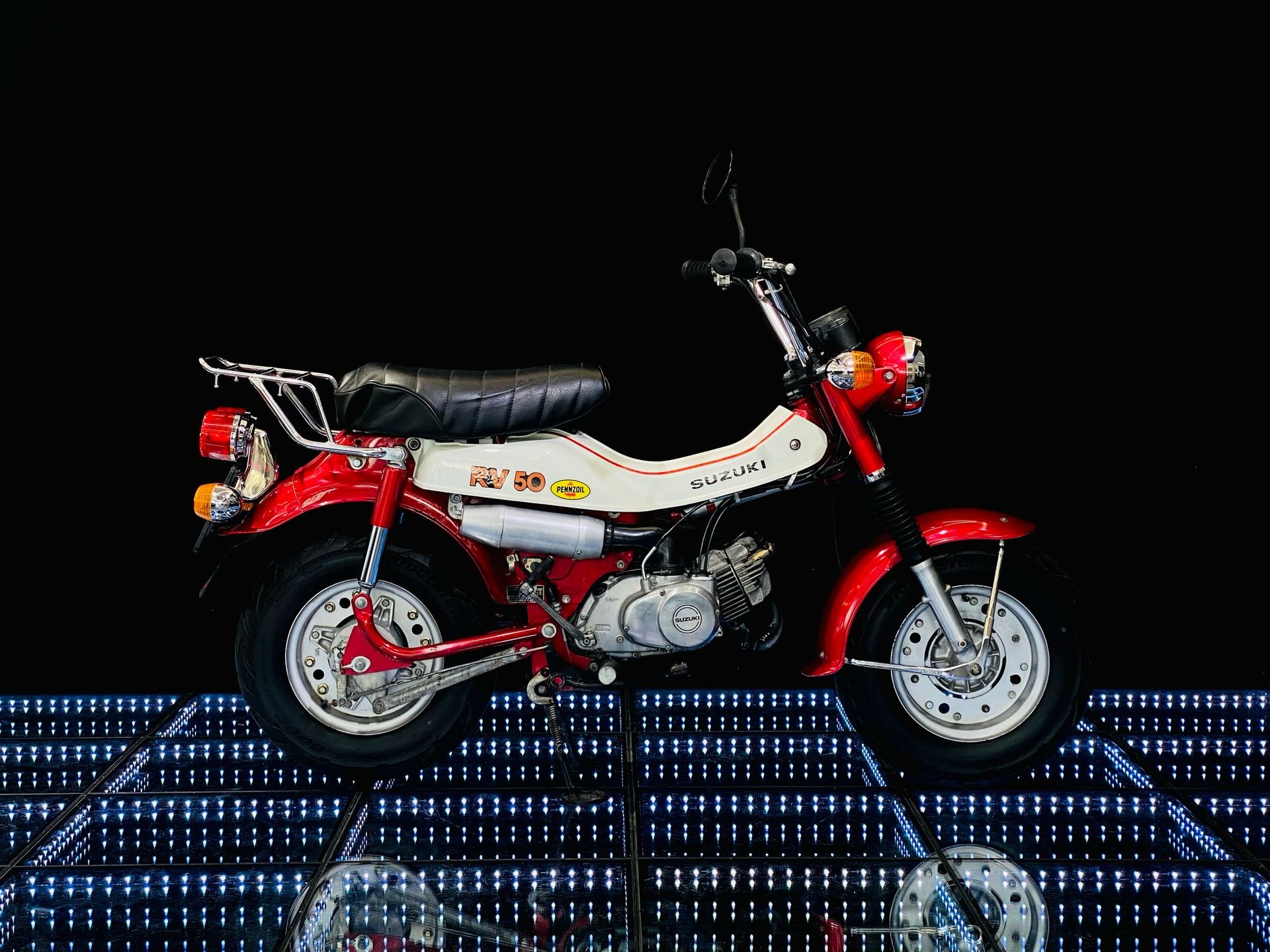 SUZUKI 50 2-Takt-showroom-element-2