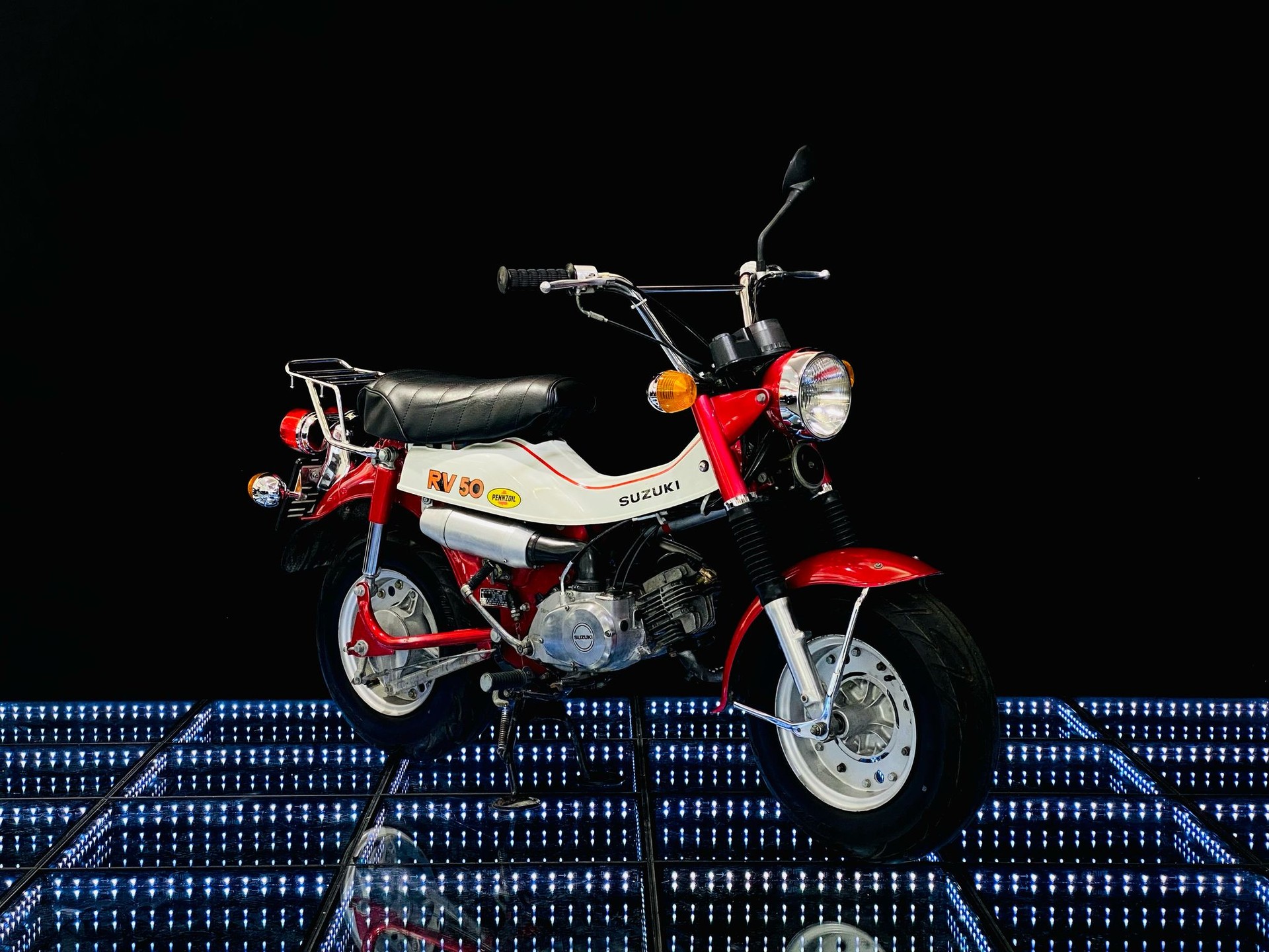 SUZUKI 50 2-Takt-showroom-element-1