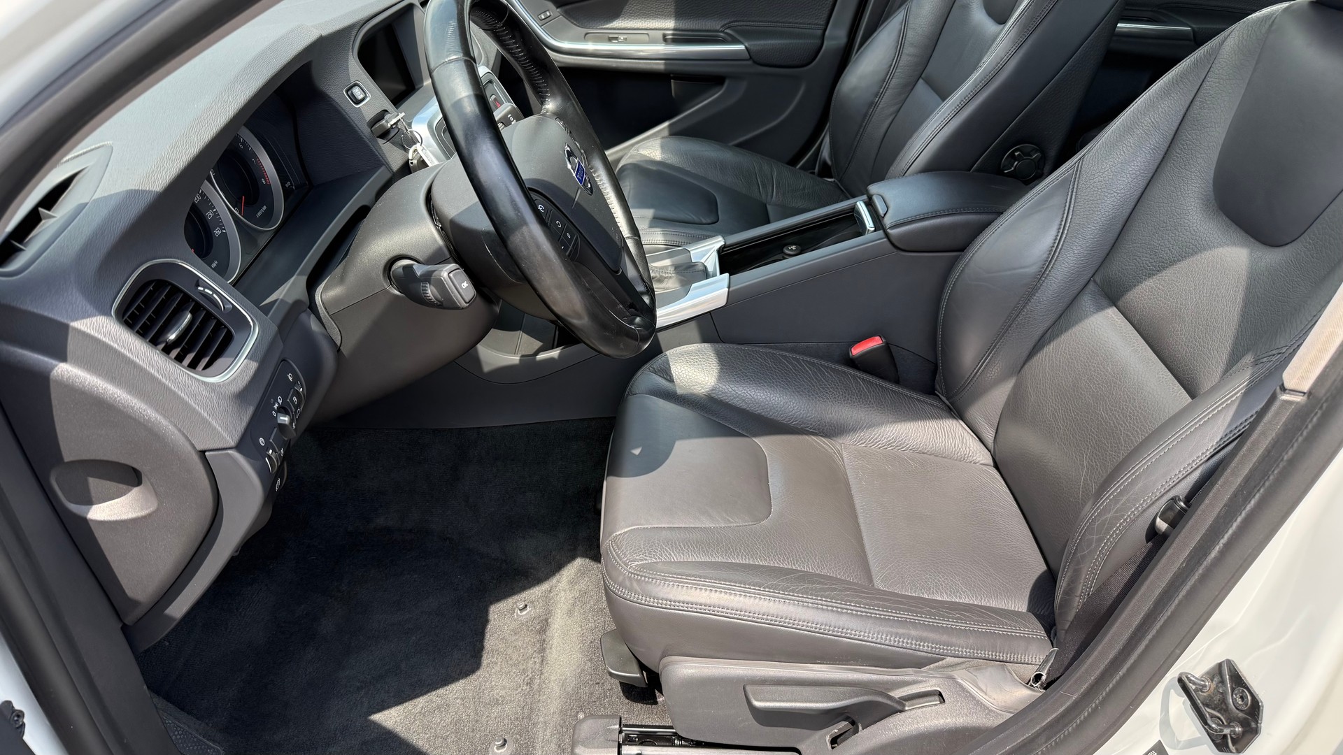 VOLVO V60 T4 Kinetic Powershift-image-3