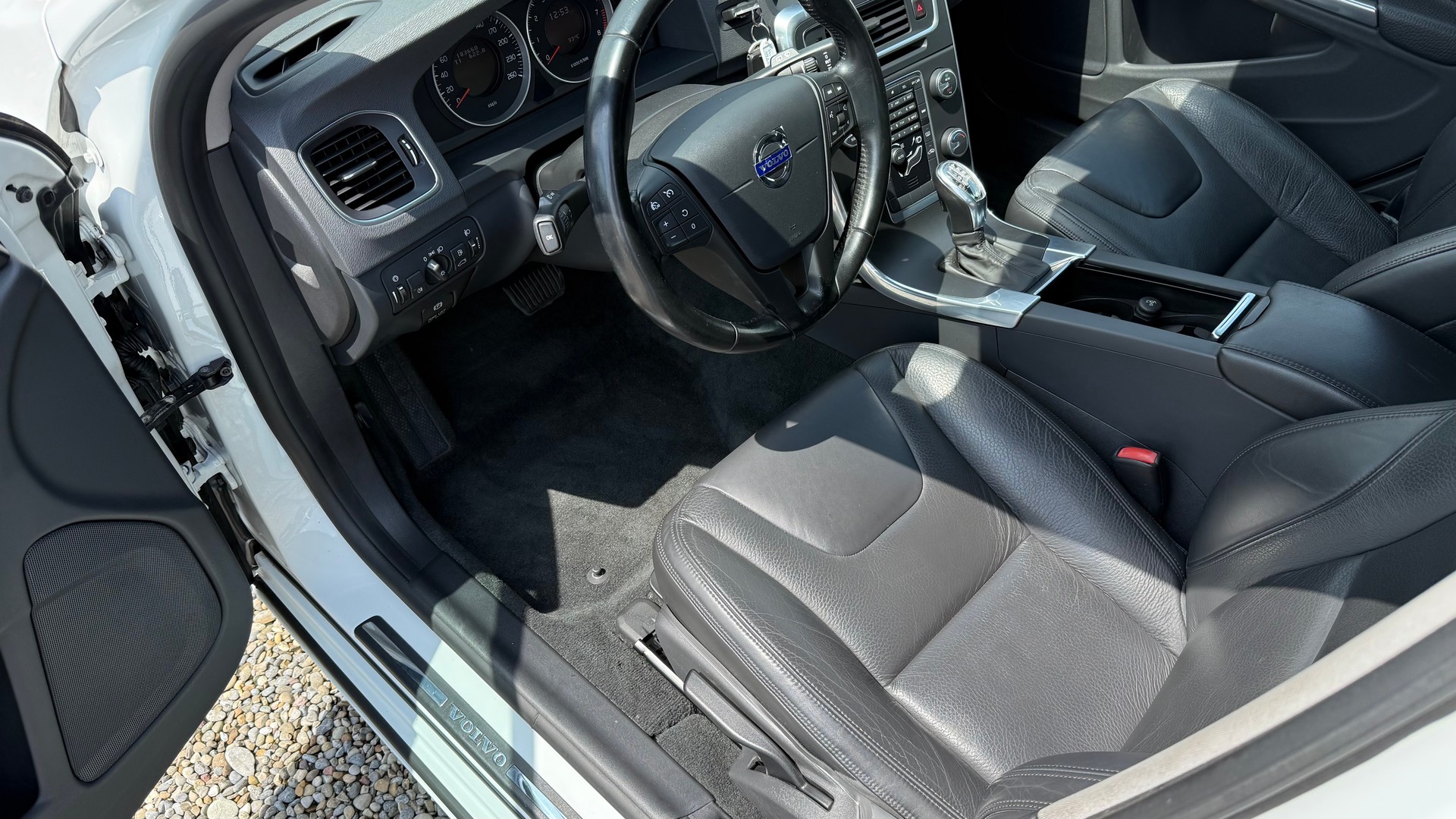 VOLVO V60 T4 Kinetic Powershift-image-1