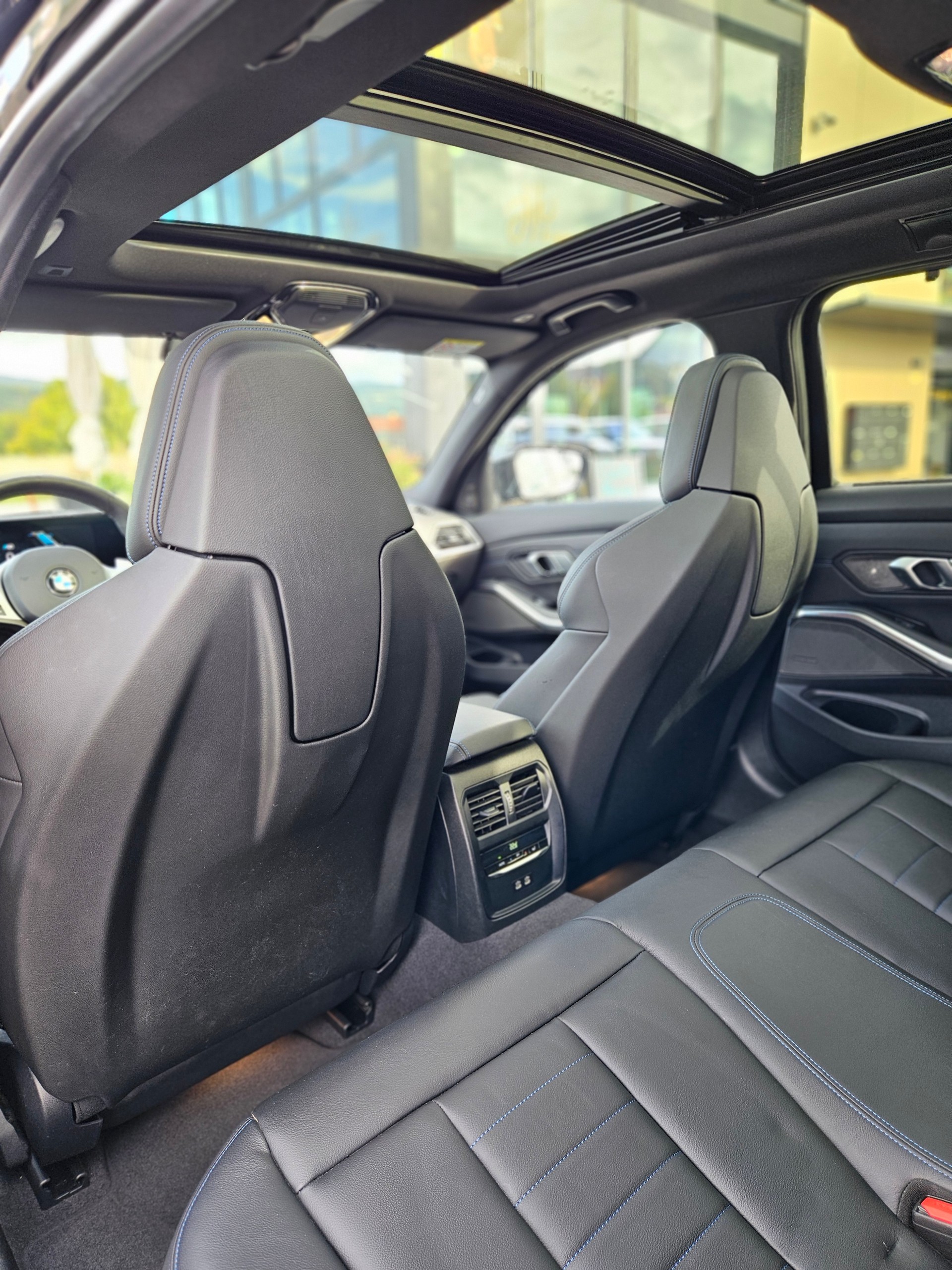 BMW 320d xDrive 48V Touring Steptronic M Sport Pro-image-9