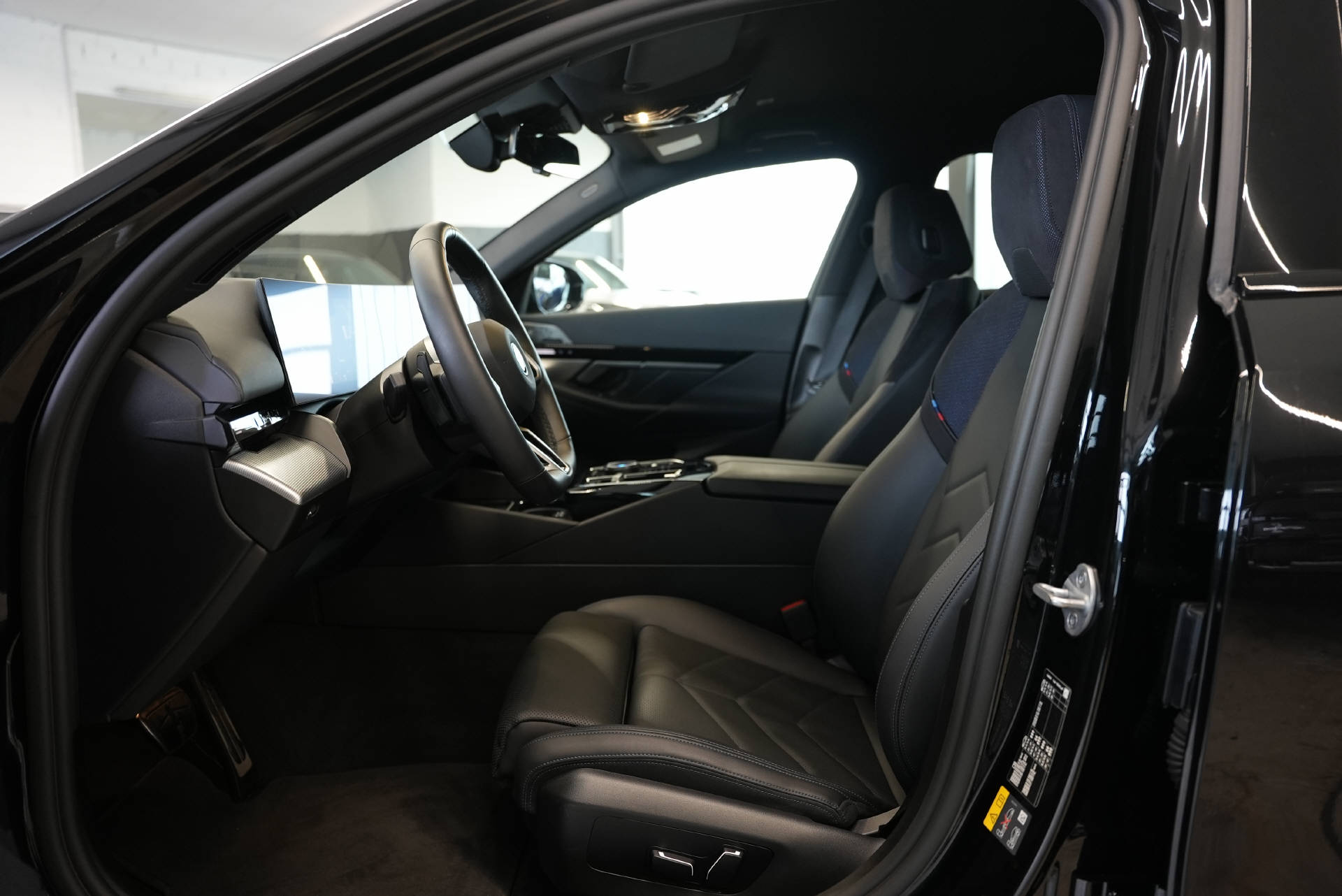 BMW 530e xDrive Touring M Sport Steptronic-image-7