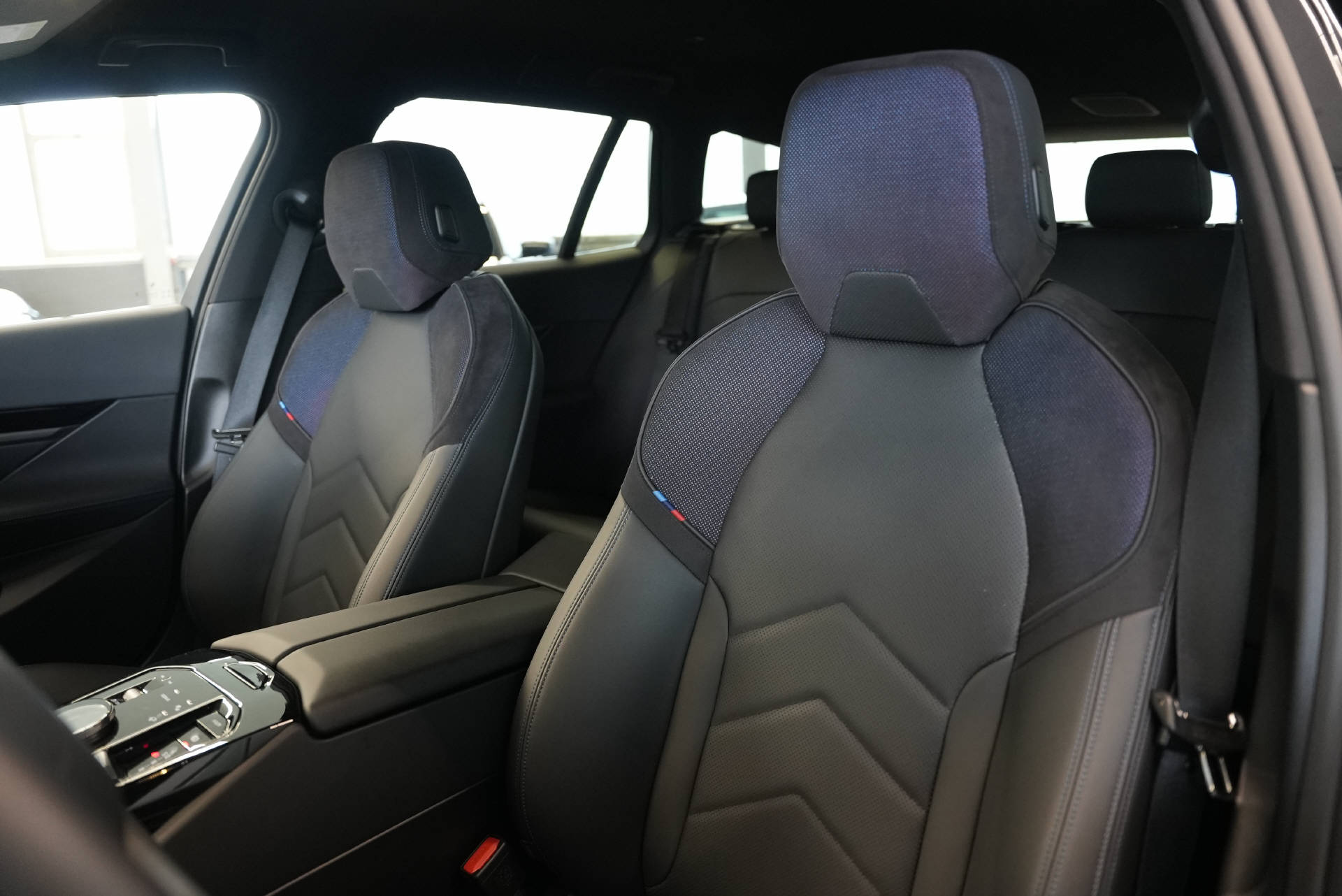 BMW 530e xDrive Touring M Sport Steptronic-image-9