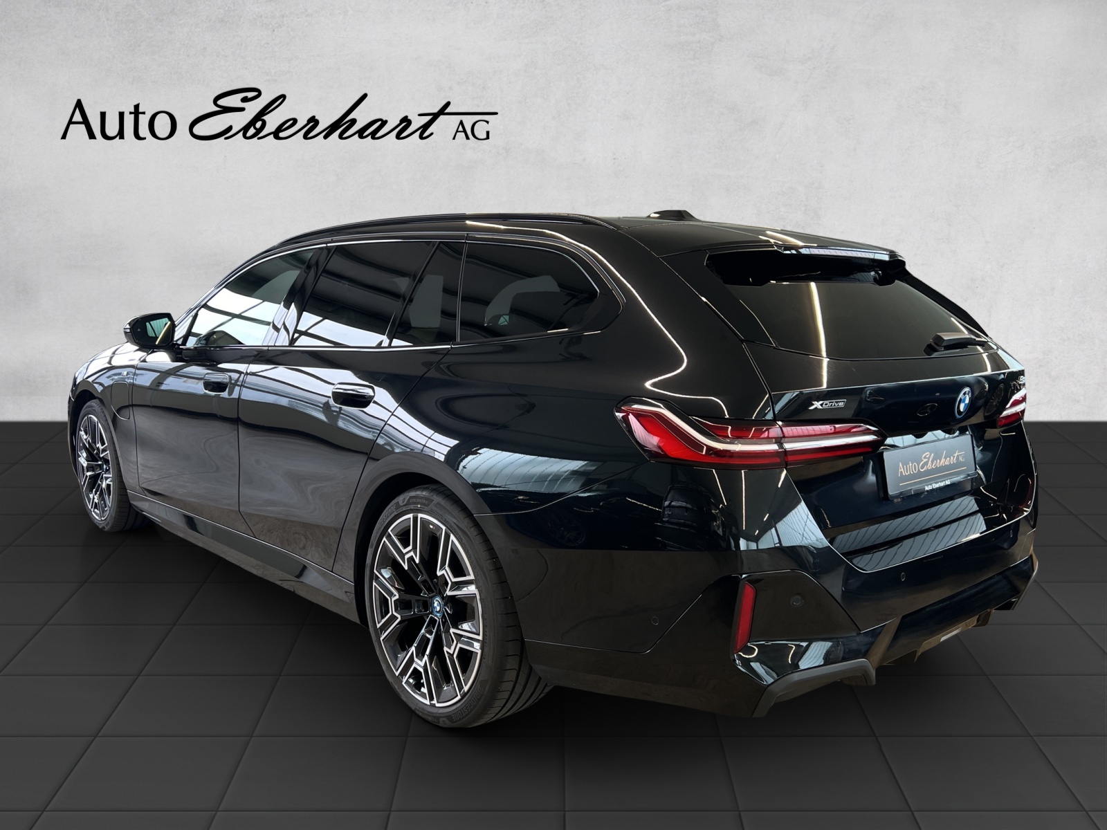 BMW 530e xDrive Touring M Sport Steptronic-image-3
