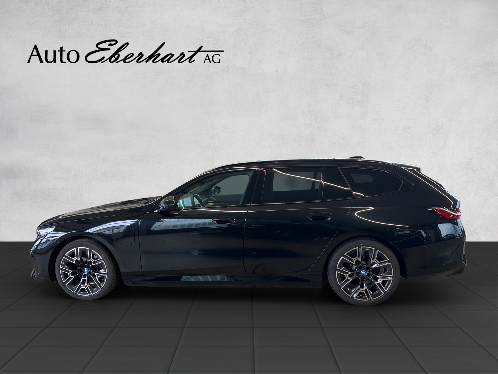 BMW 530e xDrive Touring M Sport Steptronic-image-2