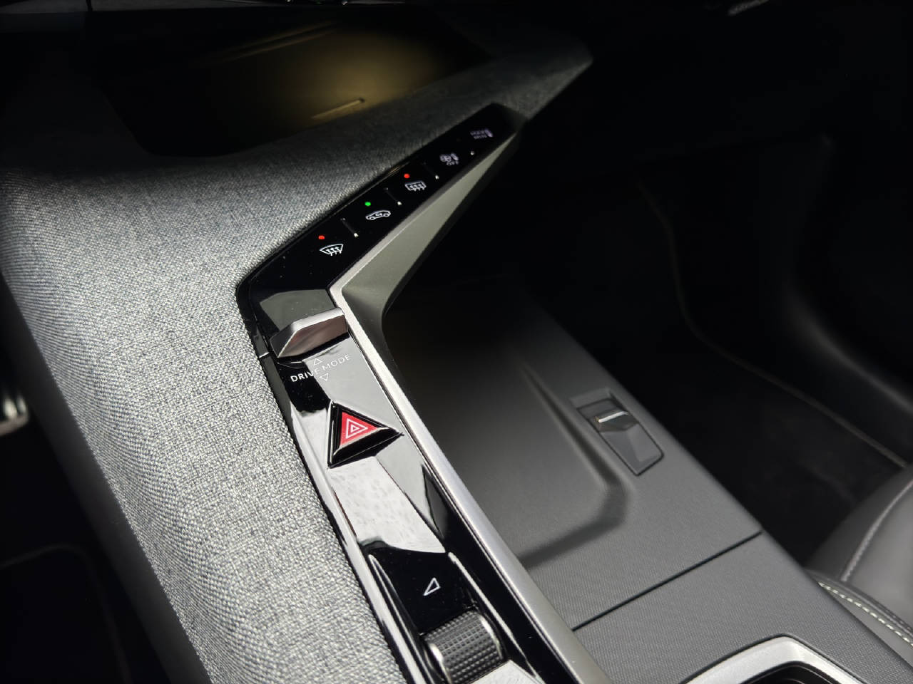 PEUGEOT 3008 1.2 Hybrid GT-image-9