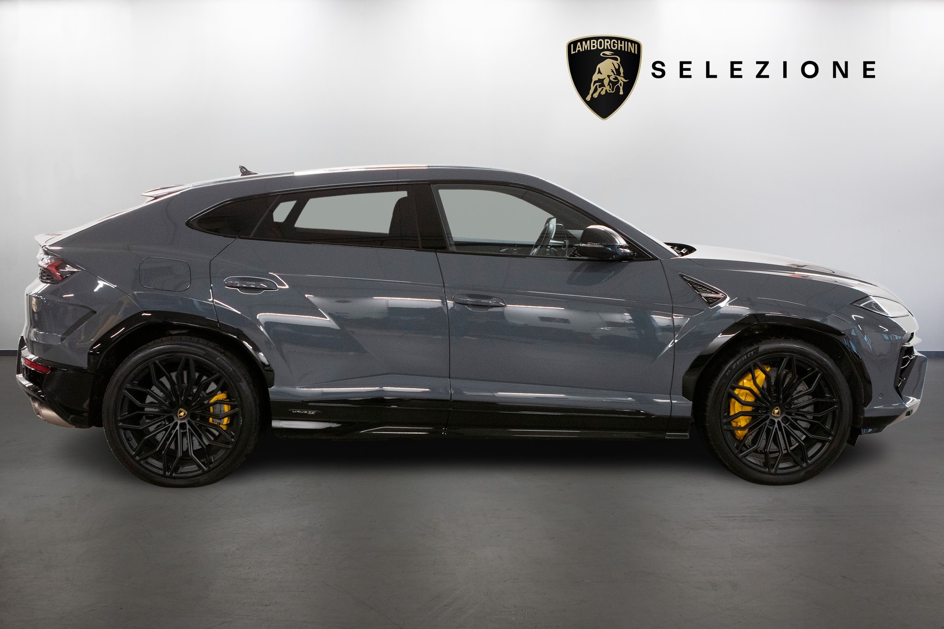 LAMBORGHINI Urus SE-image-1