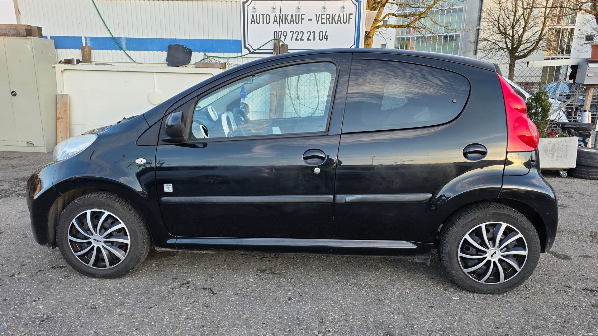 PEUGEOT 107 1.0 Swiss Edition-image-7