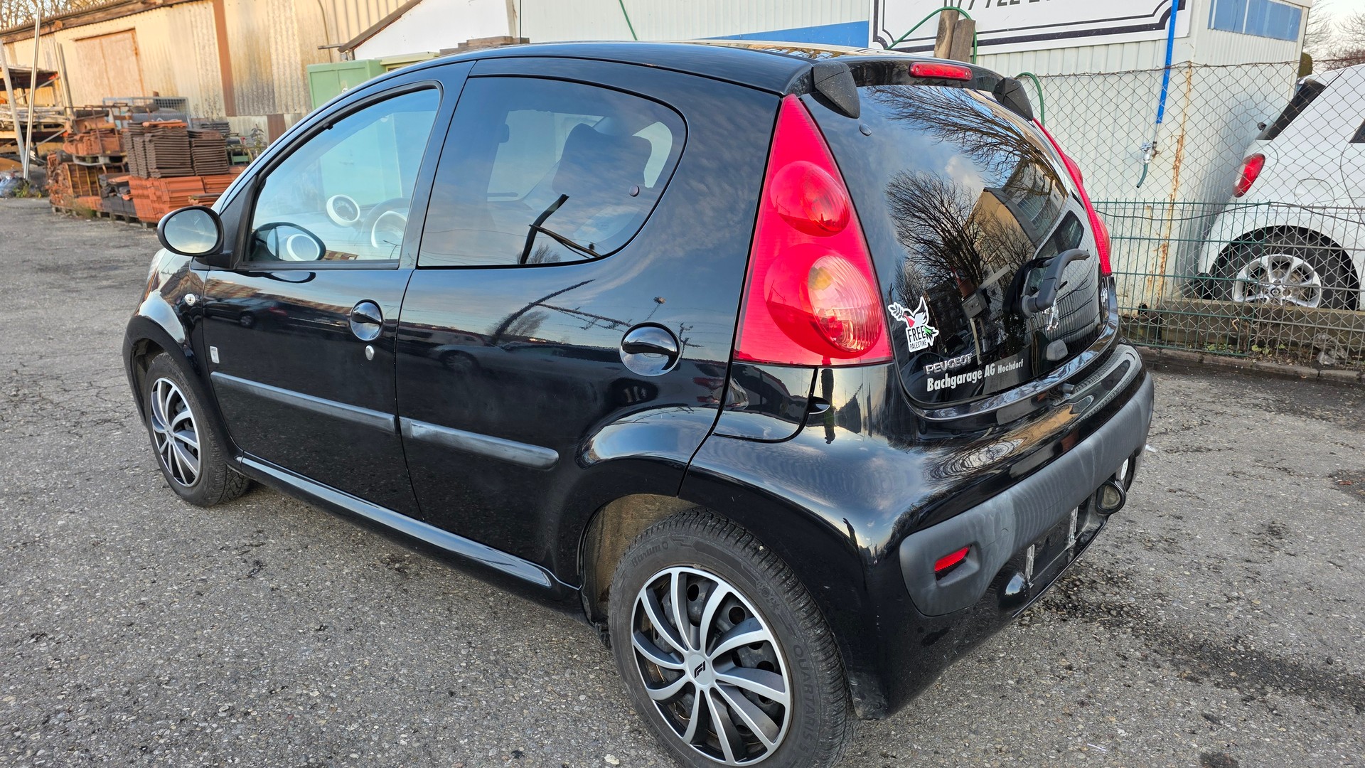 PEUGEOT 107 1.0 Swiss Edition-image-6