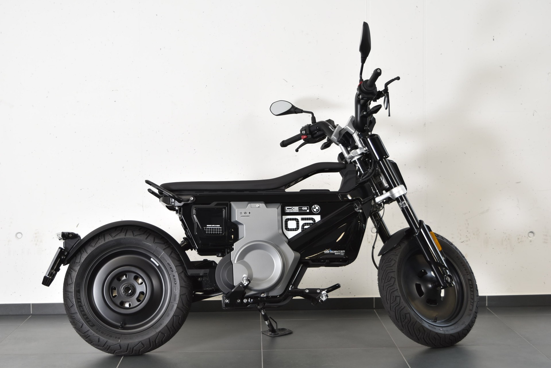 BMW CE 02-showroom-element-2