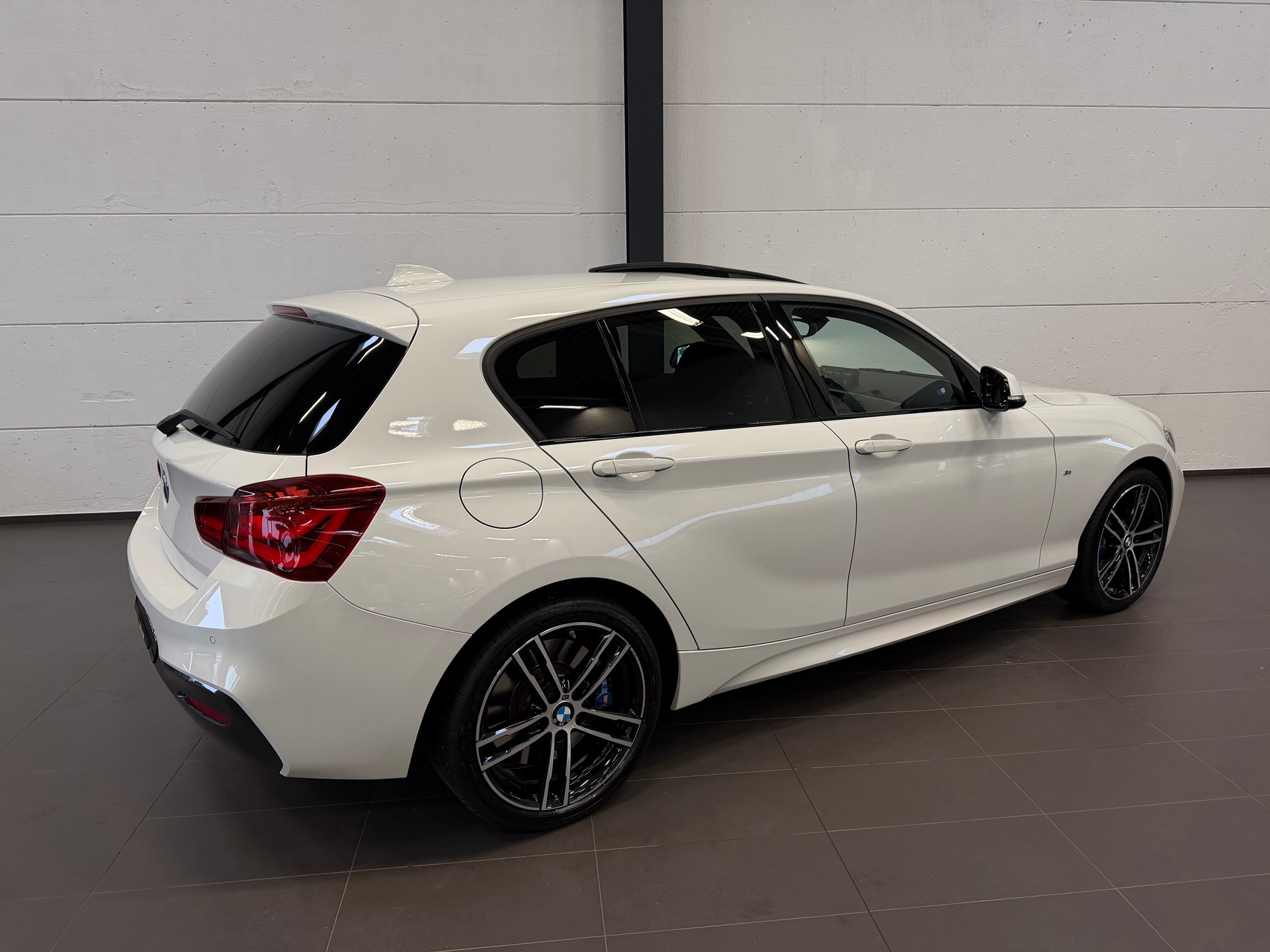 BMW 118d xDrive Edition M Sport-image-10