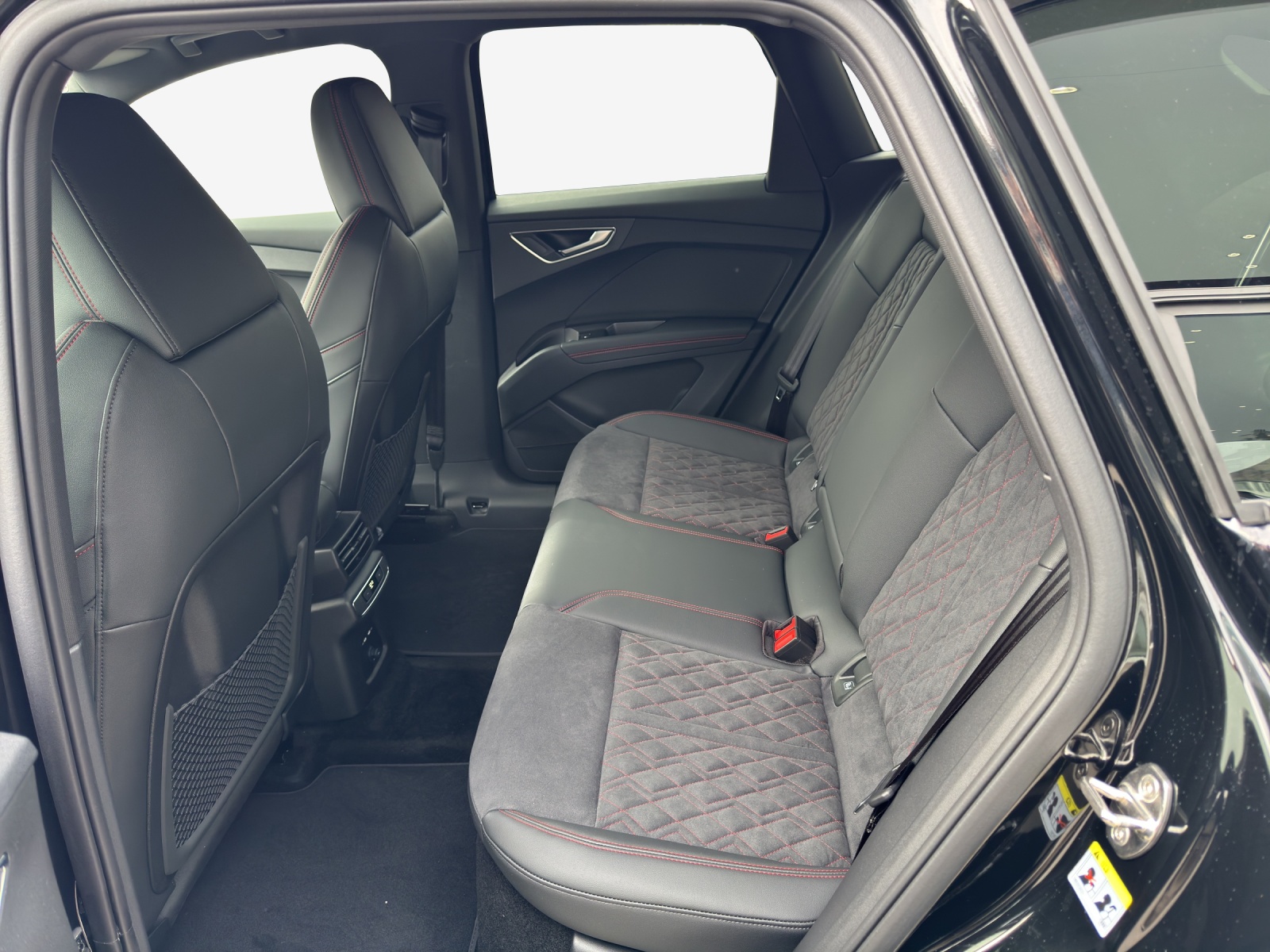 AUDI Q4 e-tron 45 Edition Swiss Ski quattro-image-11