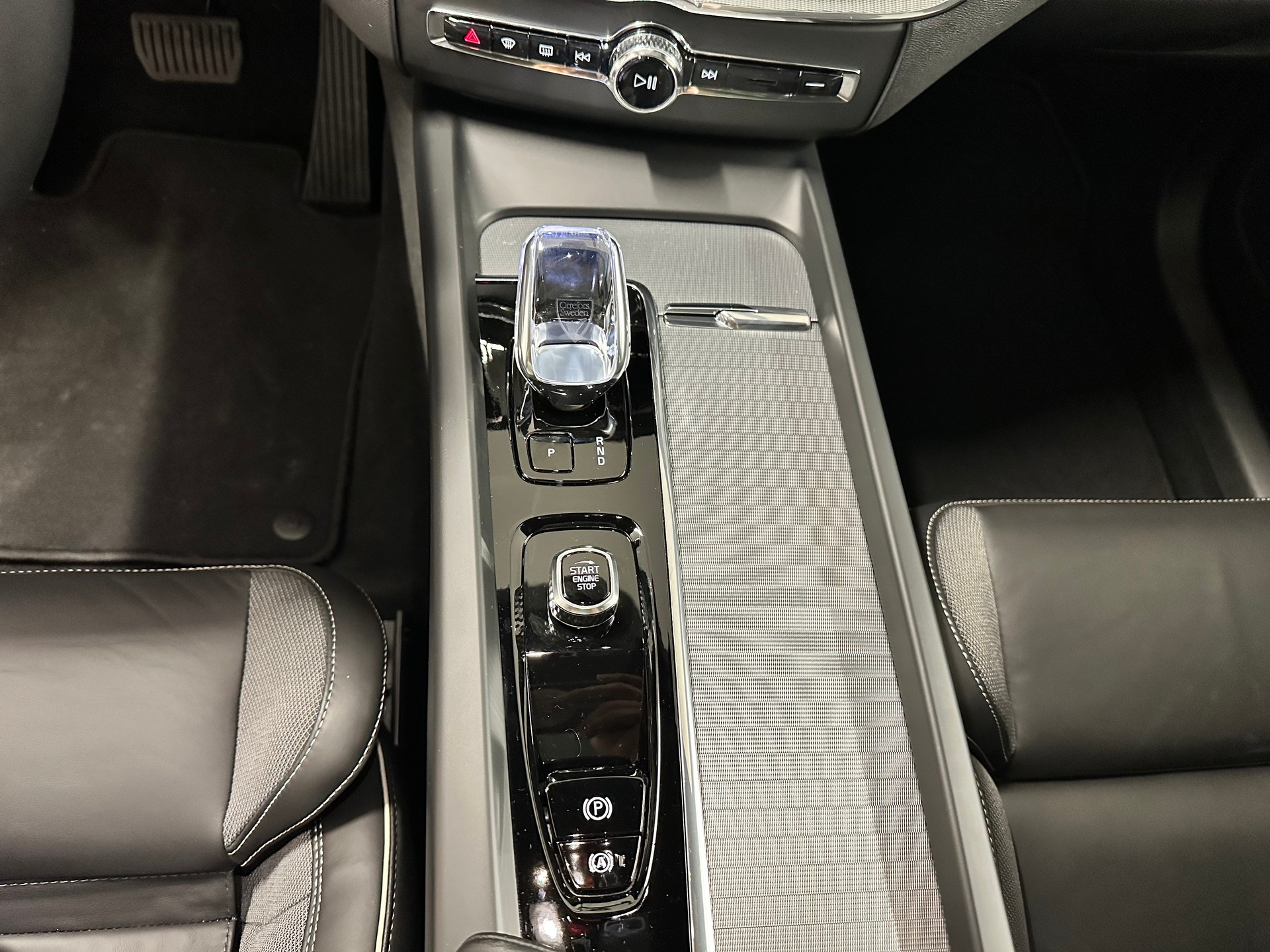 VOLVO XC60 B5 Benzin Mild Hybrid AWD PLUS Black Edition Geartronic-image-11