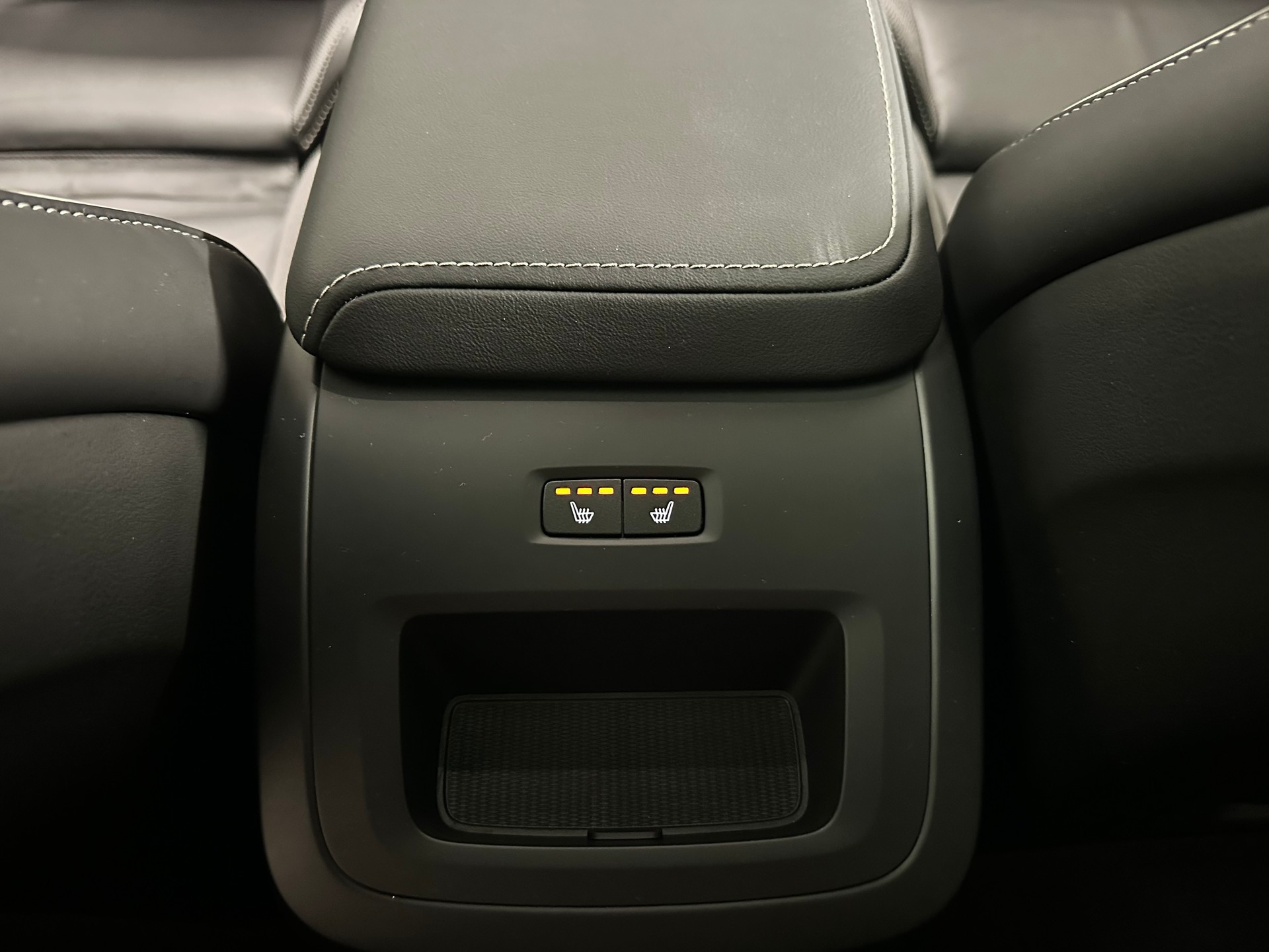VOLVO XC60 B5 Benzin Mild Hybrid AWD PLUS Black Edition Geartronic-image-15