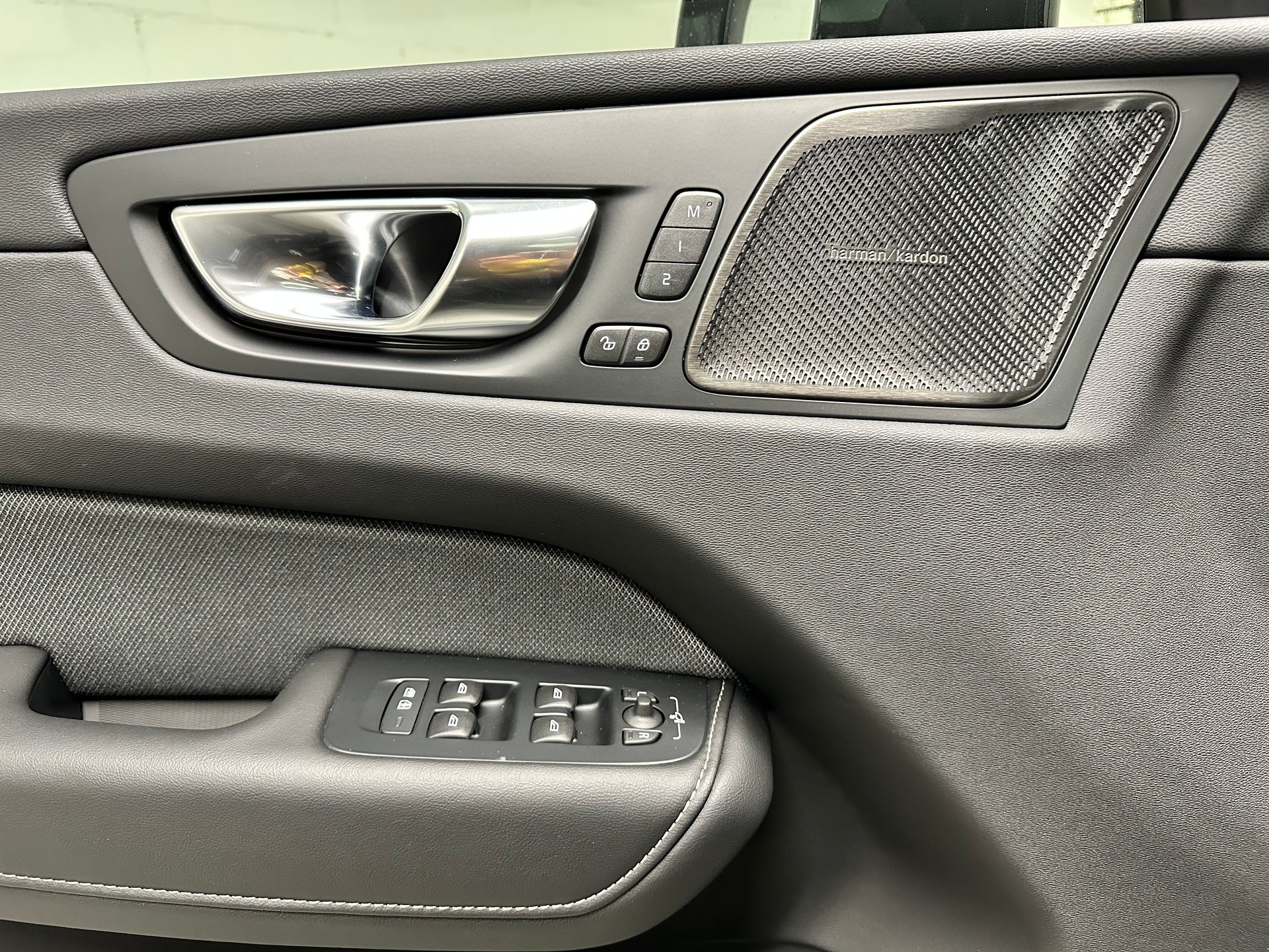 VOLVO XC60 B5 Benzin Mild Hybrid AWD PLUS Black Edition Geartronic-image-8