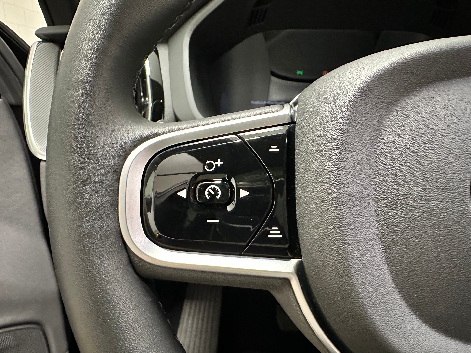 VOLVO XC60 B5 Benzin Mild Hybrid AWD PLUS Black Edition Geartronic-image-10