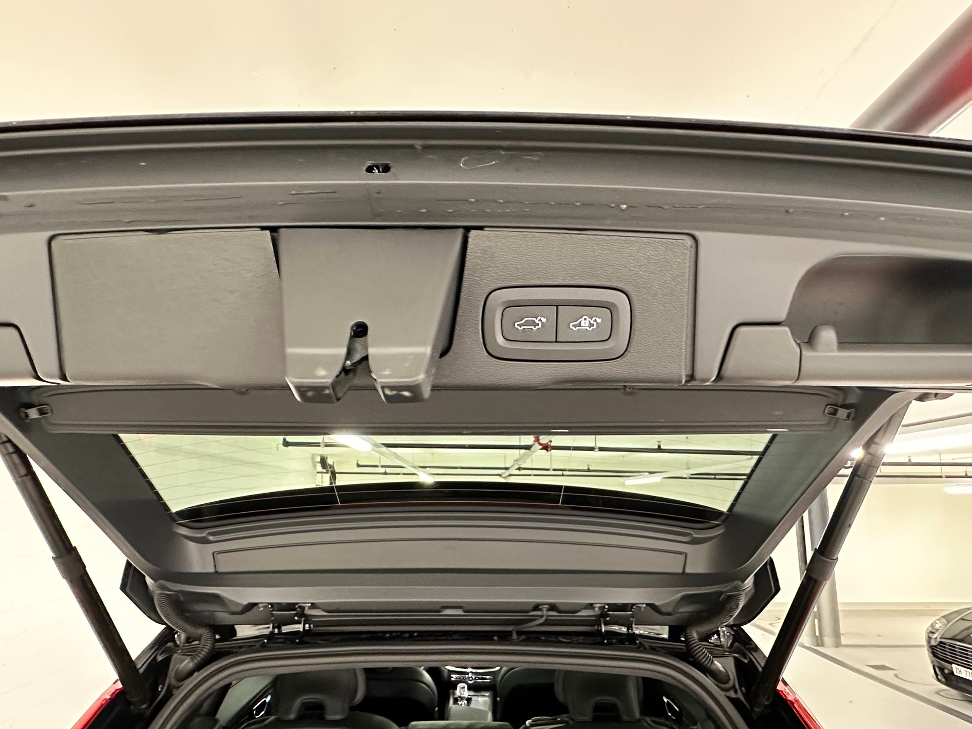 VOLVO XC60 B5 Benzin Mild Hybrid AWD PLUS Black Edition Geartronic-image-16