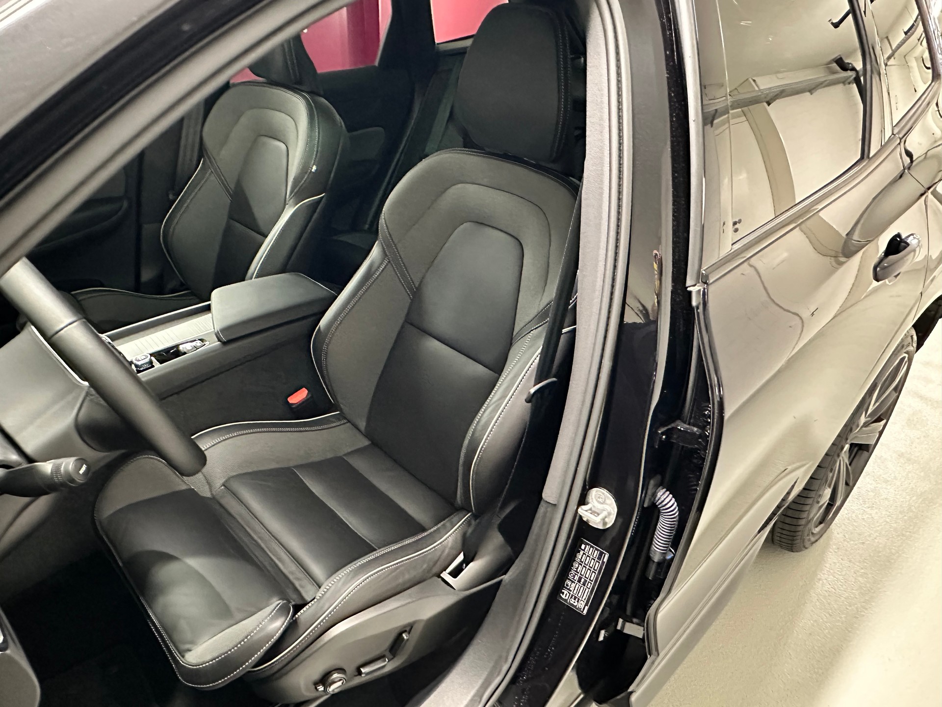 VOLVO XC60 B5 Benzin Mild Hybrid AWD PLUS Black Edition Geartronic-image-6