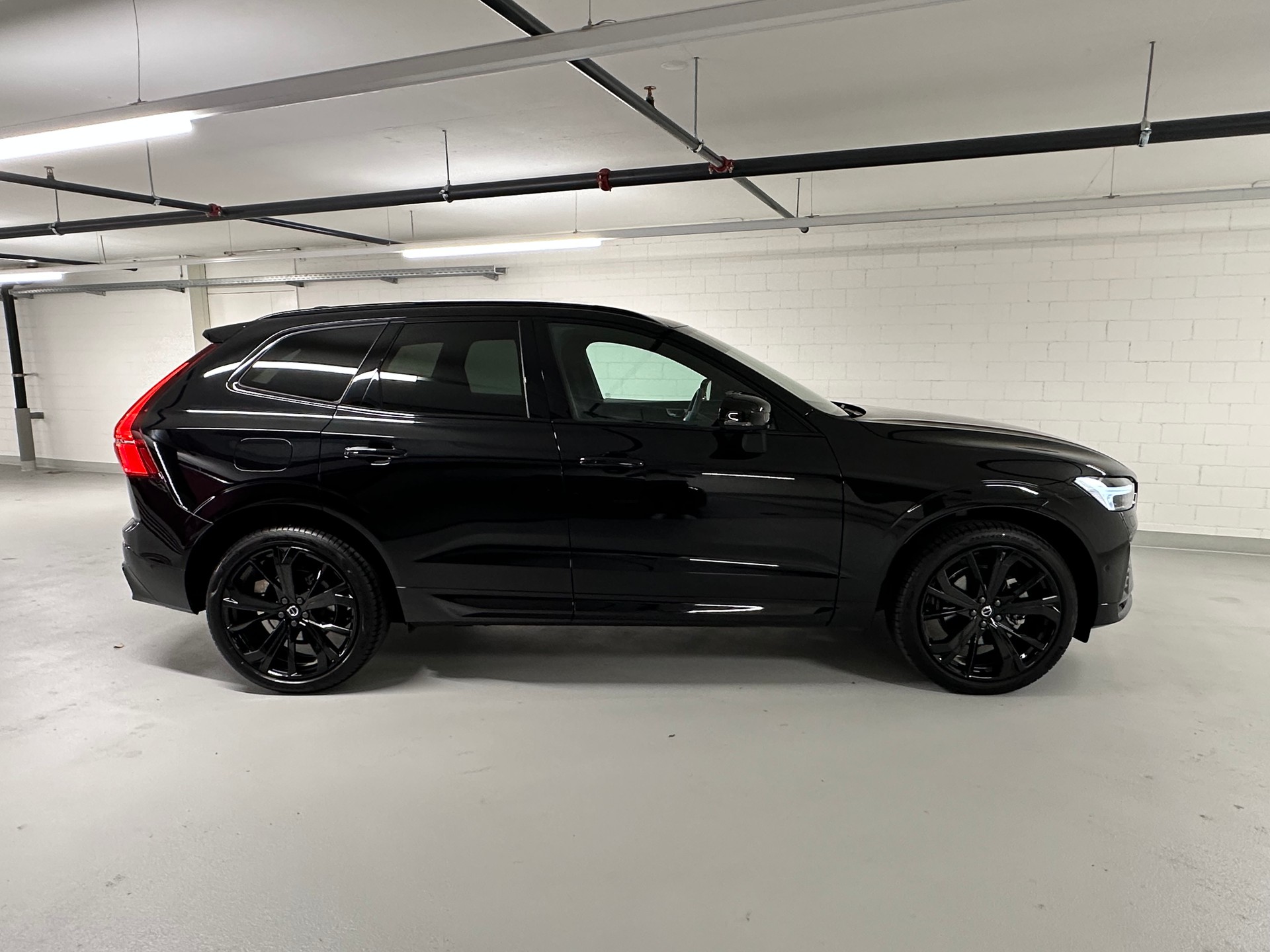 VOLVO XC60 B5 Benzin Mild Hybrid AWD PLUS Black Edition Geartronic-image-4