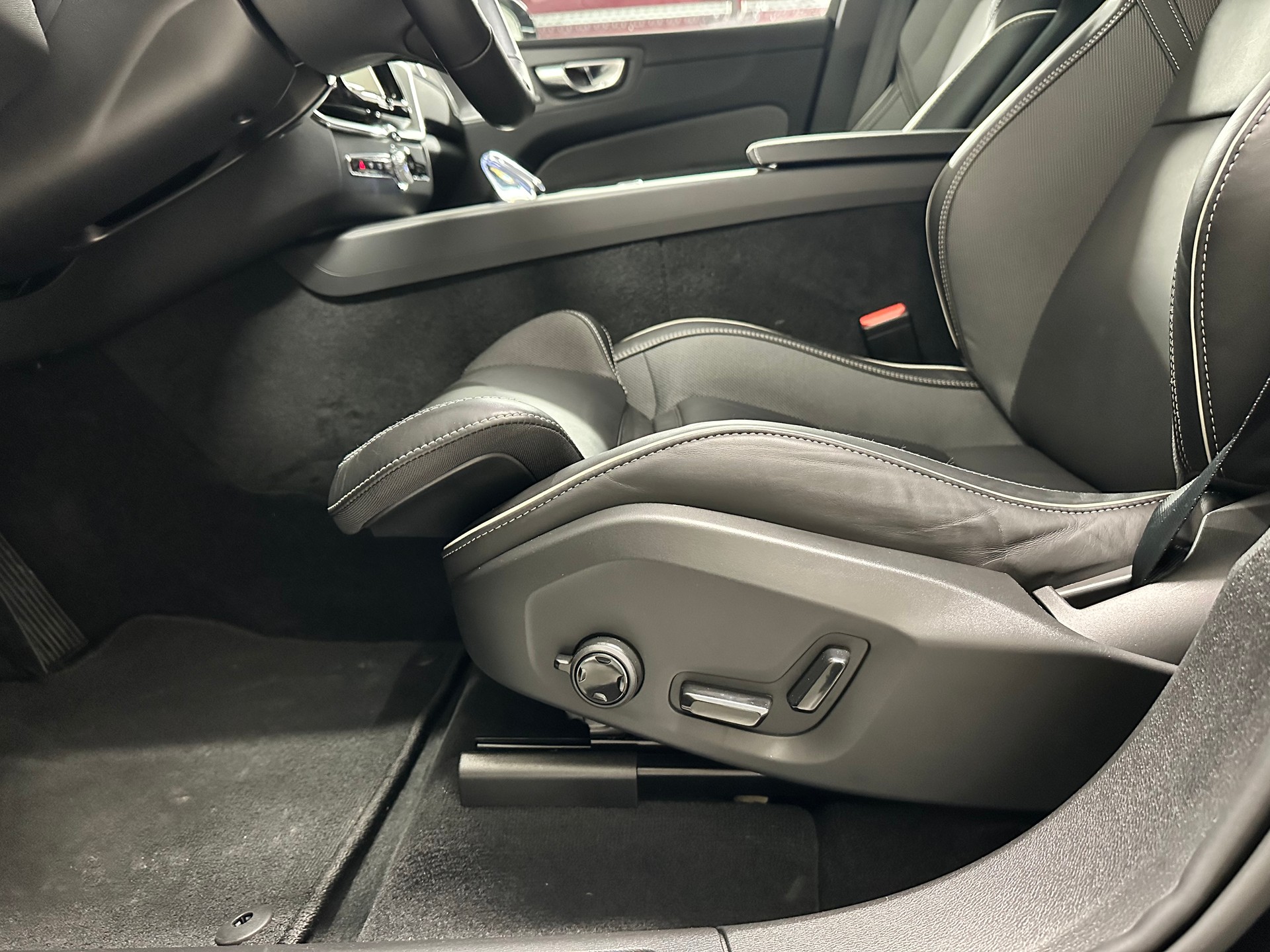VOLVO XC60 B5 Benzin Mild Hybrid AWD PLUS Black Edition Geartronic-image-7