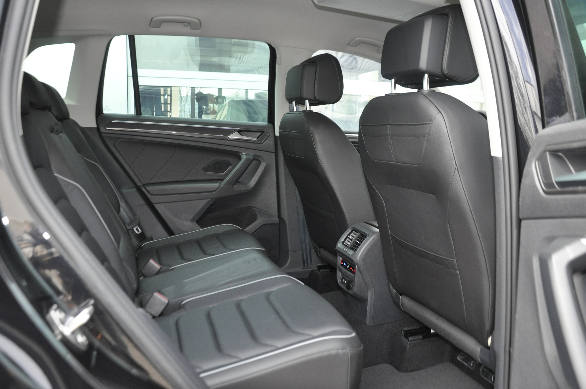 VW Tiguan 2.0 TDI SCR Elegance 4Motion DSG I Anhängerkupplung-image-9
